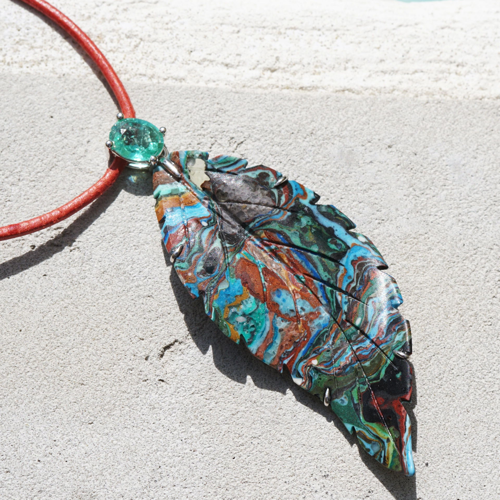 Anhänger Regenbogen Chrysokoll Blatt mit Paraiba Turmalin 750er Weissgold
