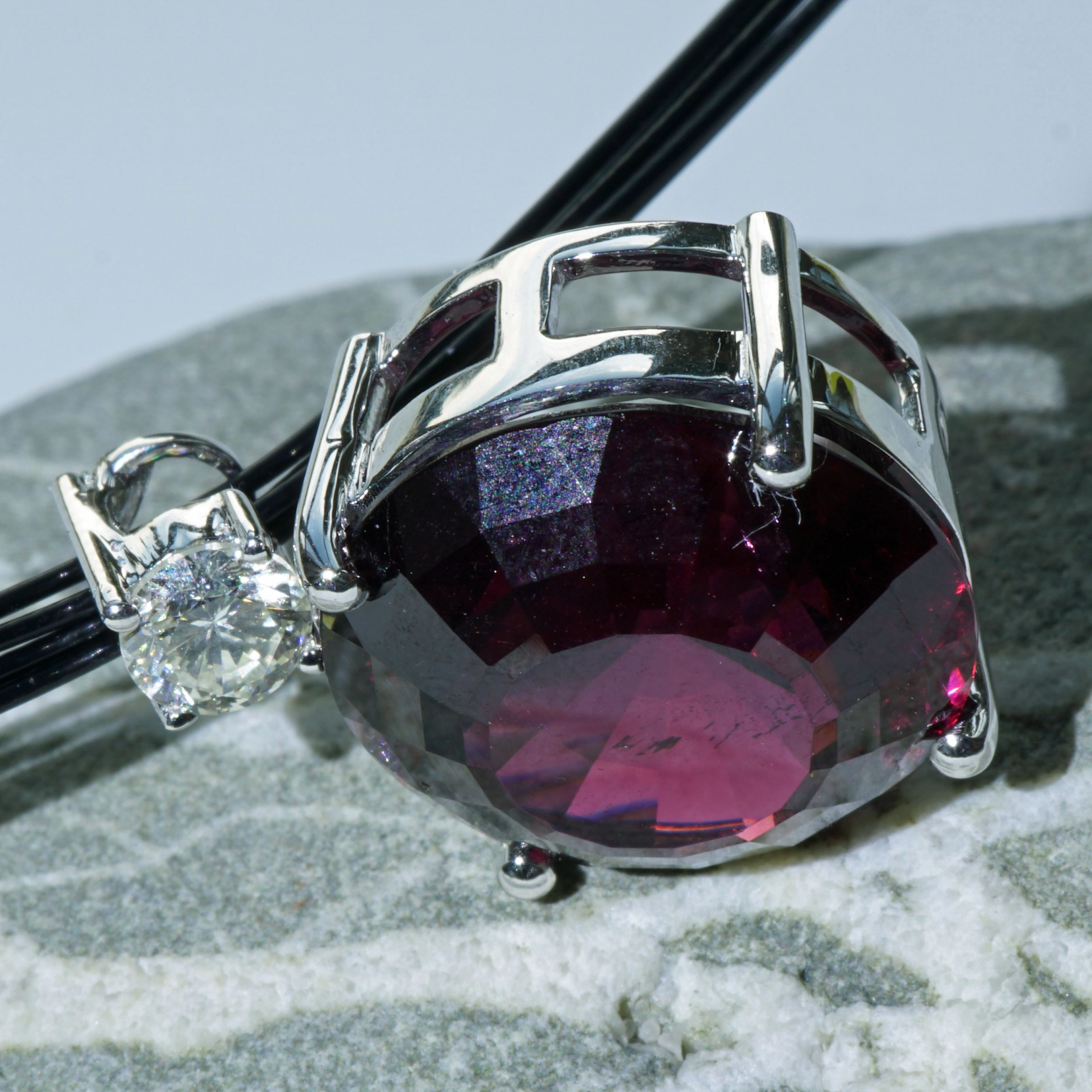 Rhodolithe Garnet 15 ct amazing Color with IGI Diamond