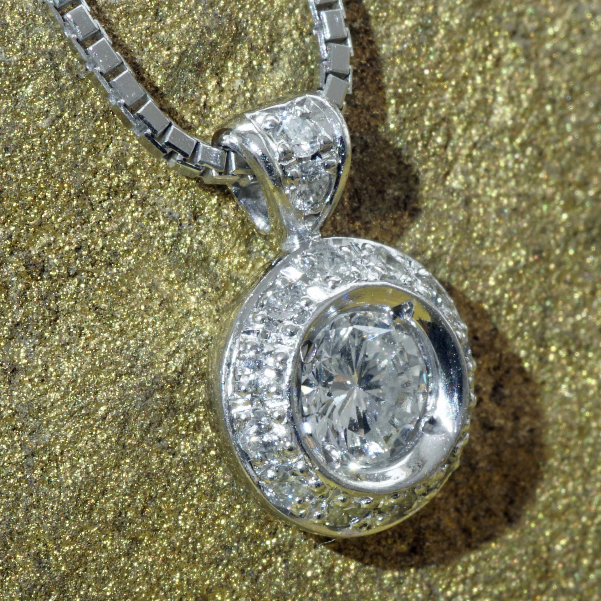Brilliant Necklace 0.53 ct Solitaire with Halo Palladium 18 kt Whitegold