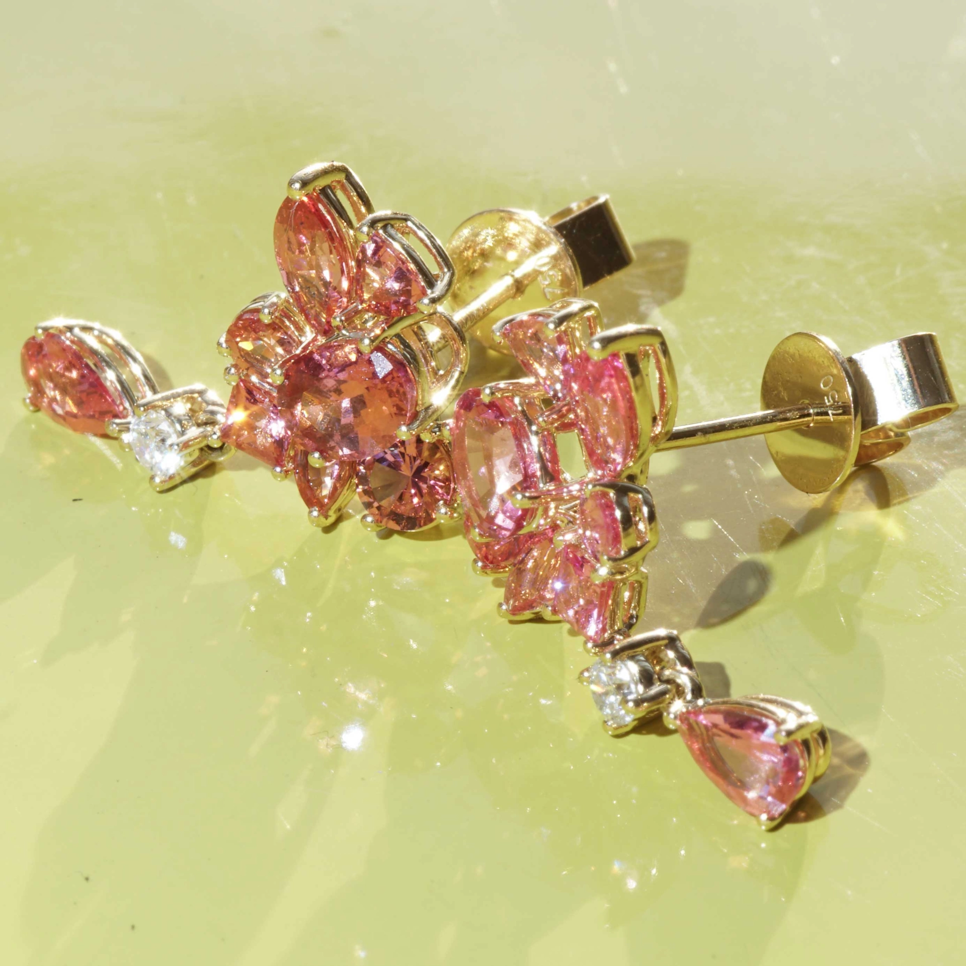 Mahenge Spinel Earrings with overwhelming Colors 18 kt Rosegold