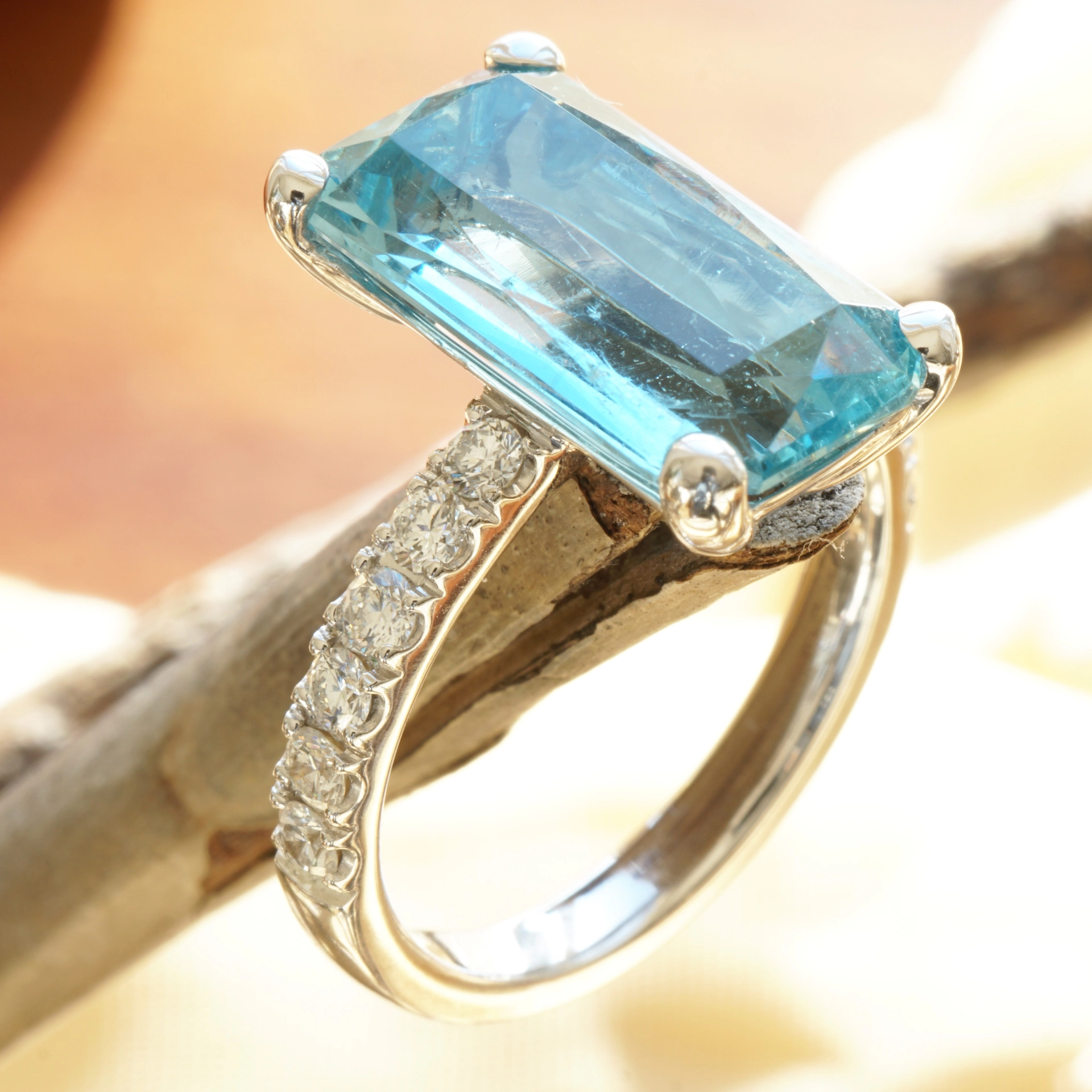 Aquamarine diamond ring, 5.09 ct, 0.44 ct, AAA + TW VVS ..... DIVINE BLUE
