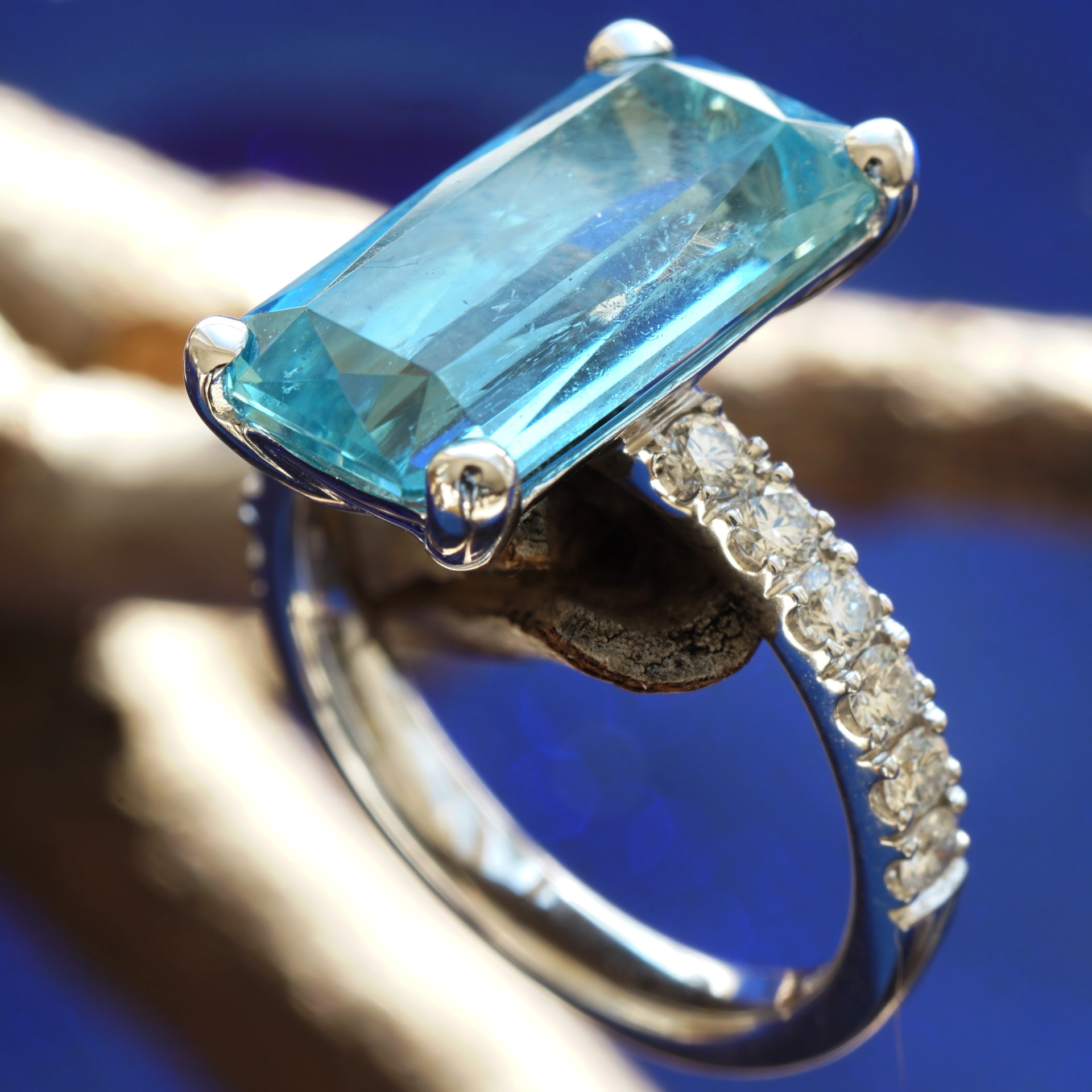 Aquamarine diamond ring, 5.09 ct, 0.44 ct, AAA + TW VVS ..... DIVINE BLUE