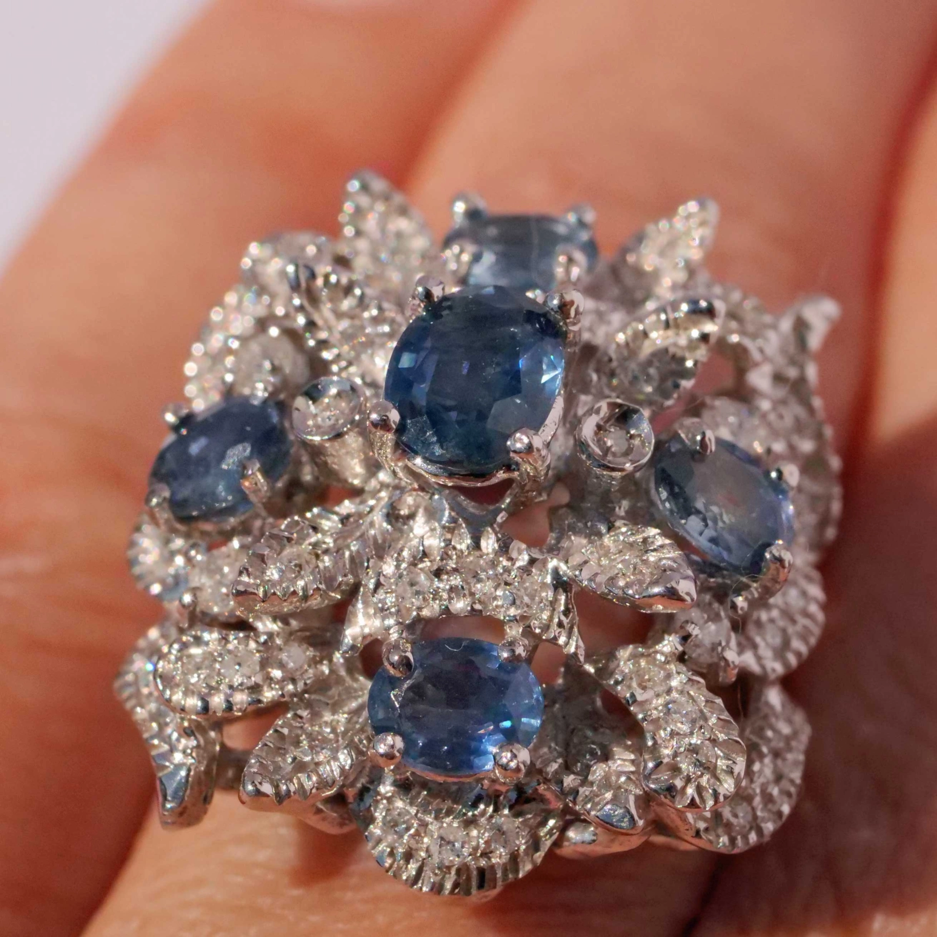 Representative Sapphire Diamond Ring of a special kind 18 kt White Gold 21 x 21 mm