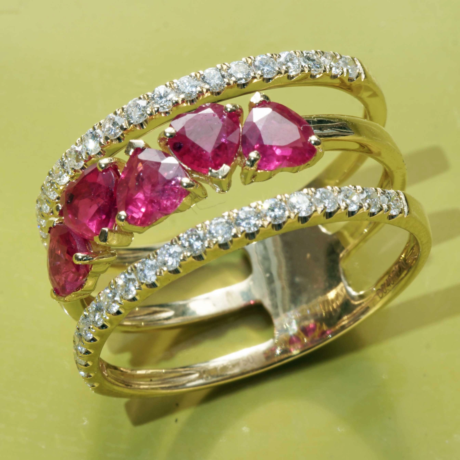 Ruby Brilliant Ring 18 kt Yellowgold....5 Hearts for special occasions....