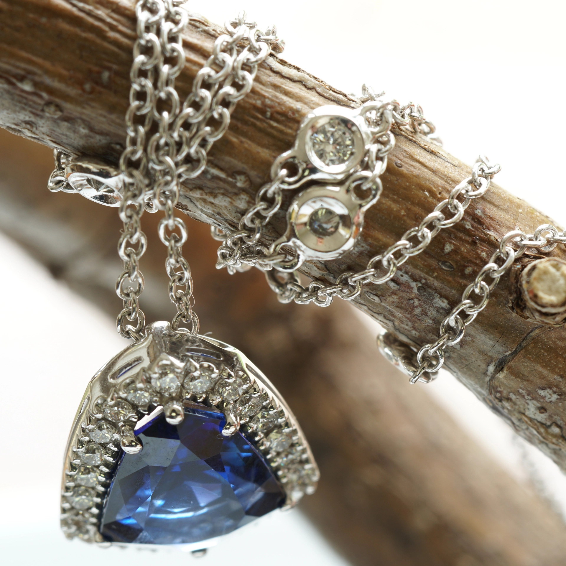 Saphire Diamond Necklace made in Italy.....AAA+ Best Quality 18 kt Whitegold