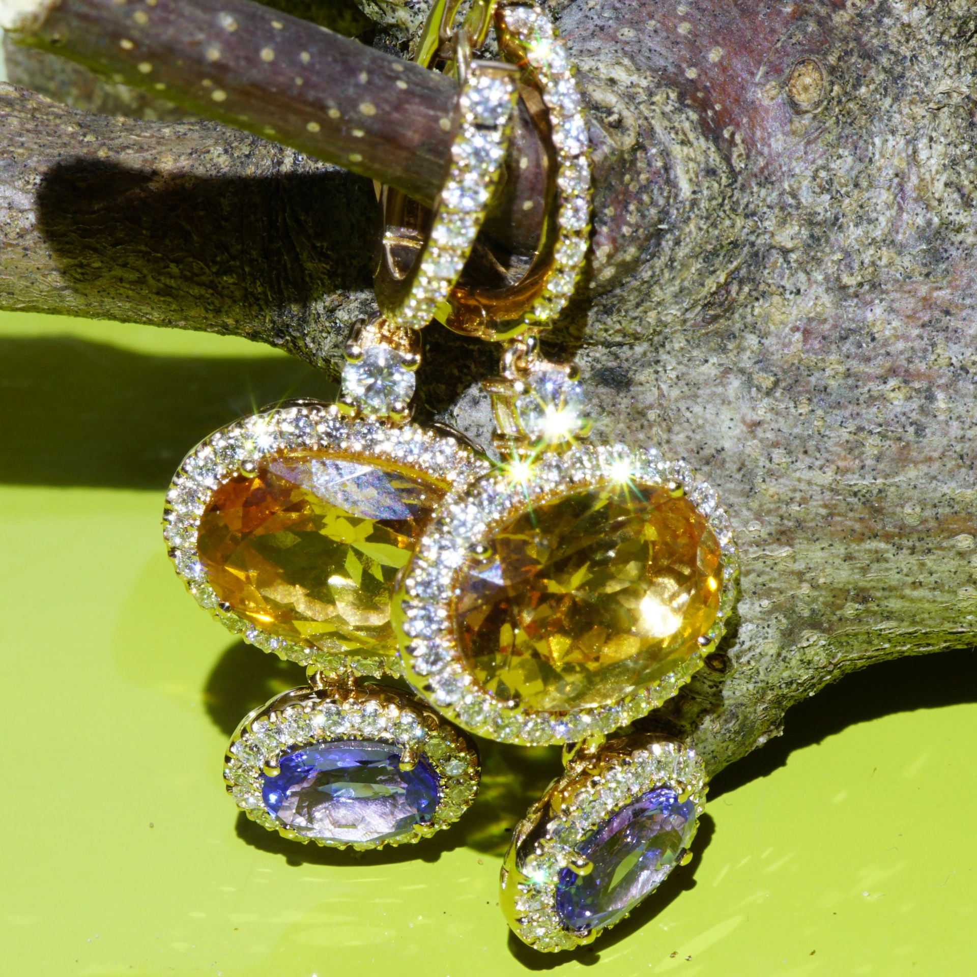 Stunningly beautiful Earrings with apricot-colored Garnet and Tanzanite 18 kt Rosegold