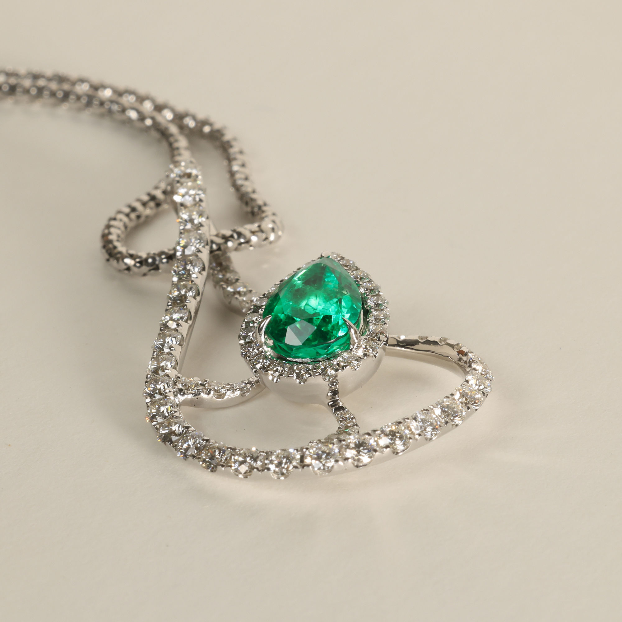Diamond Emerald Necklace....18 kt Whitegold....bright vivid green Emeraldcolor