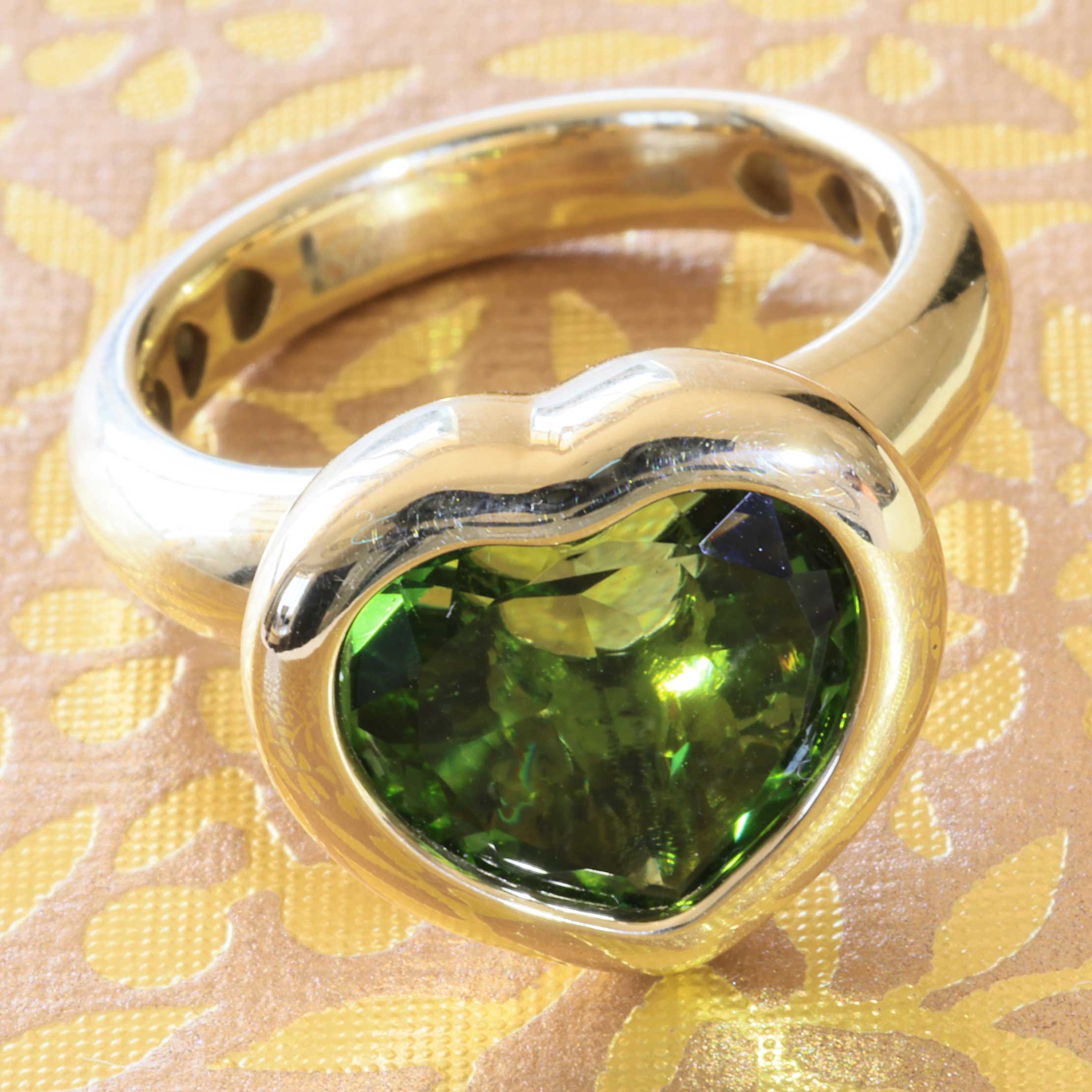 Peridot Heart Ring 750 Yellow Gold made in Valenza... a green modern Heart Ring in solid Gold