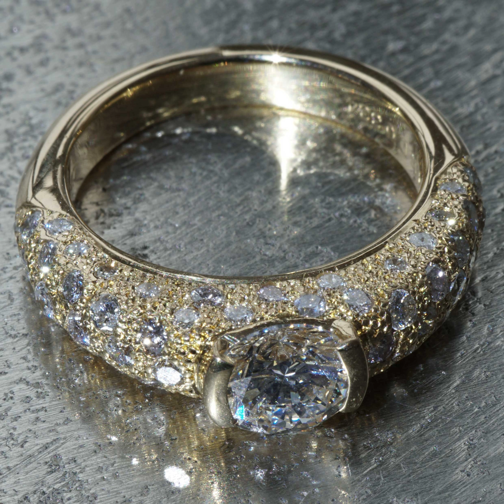 Solitaire Brilliant Ring 18 kt Yellowgold 0.847 ct TW SI nugget shaped Surface