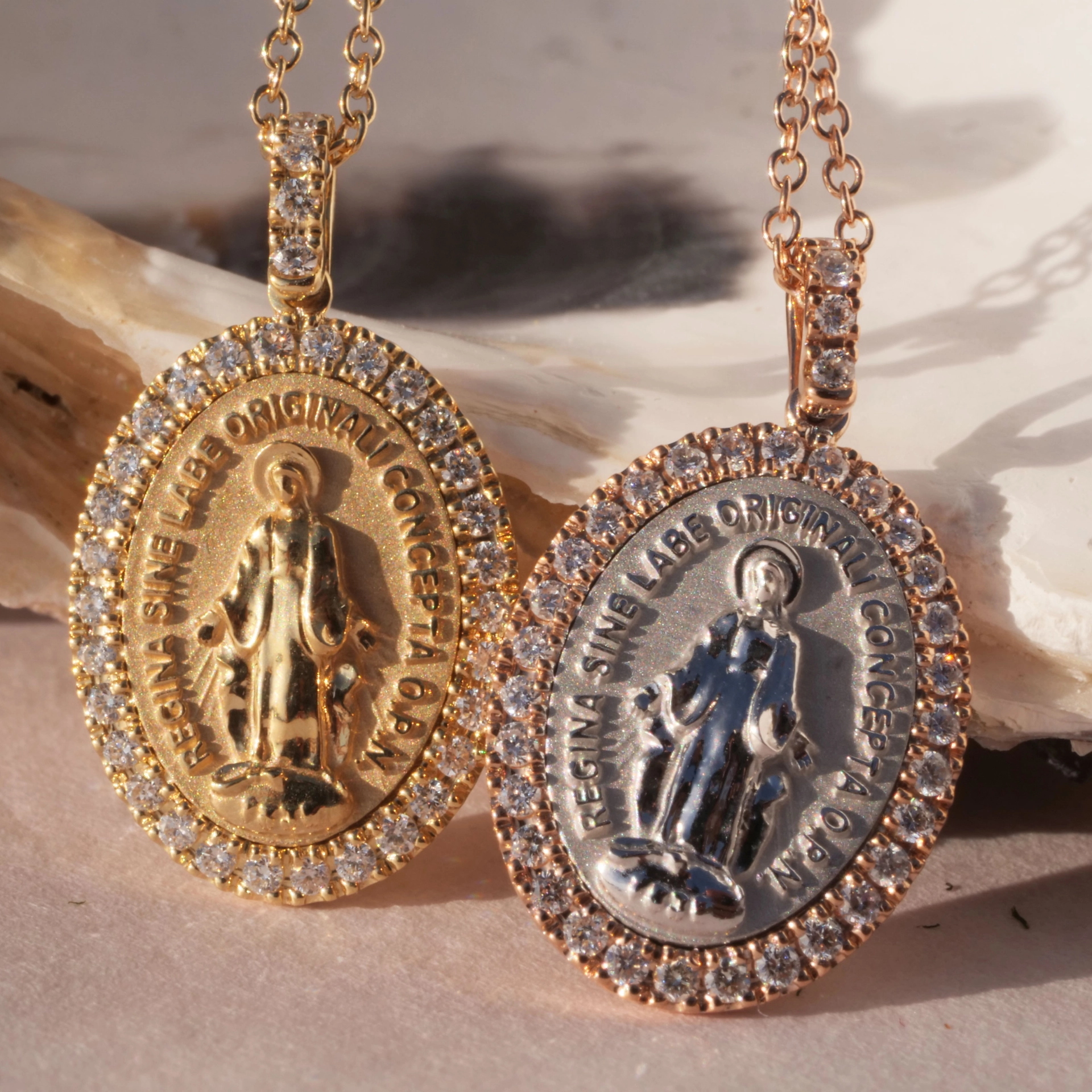Sweet Madonna Pendant made in italy perfectly set in 750 White Gold and Rose Gold