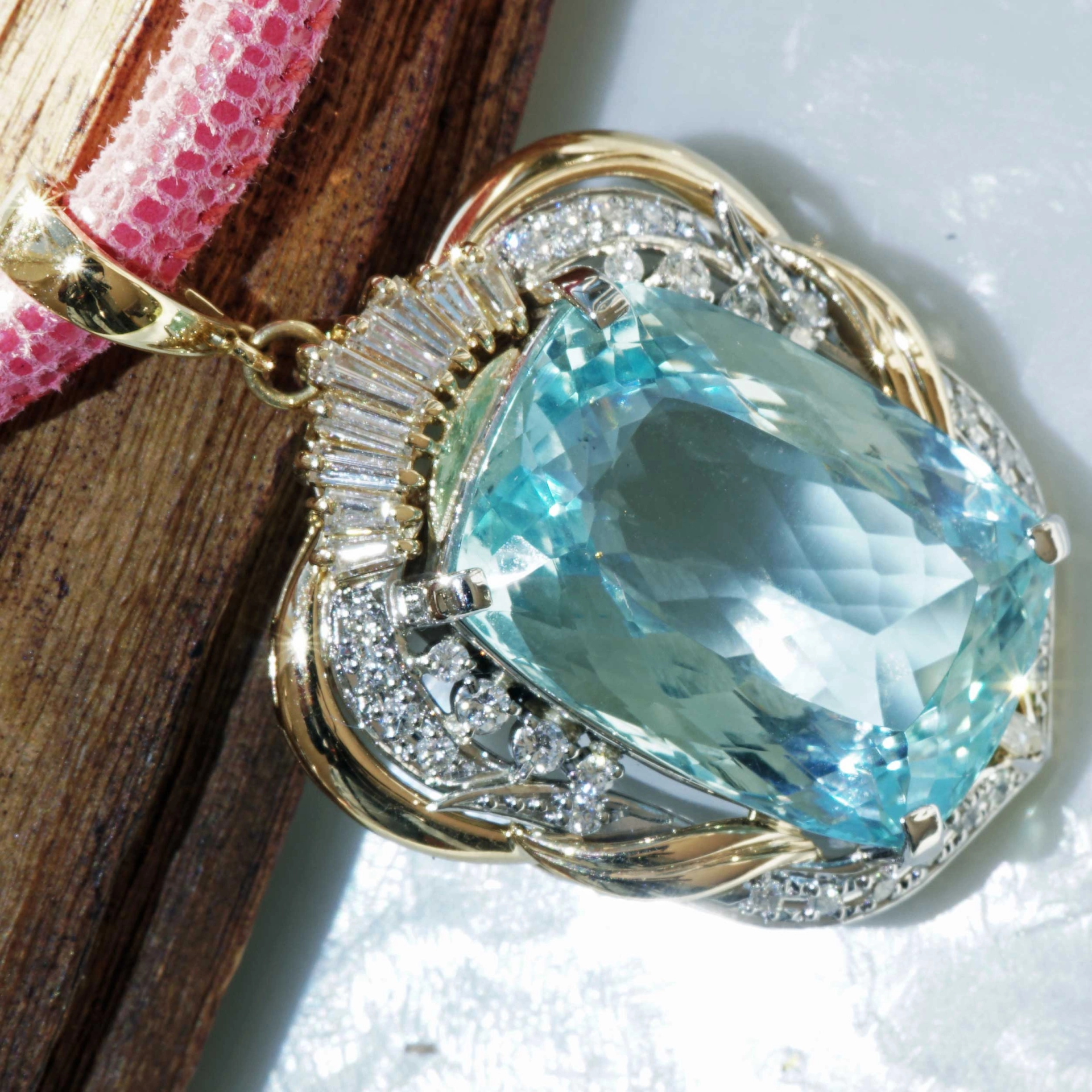 Aquamarine Brilliant Pendant 24.5 ct 18kt Yellow Gold..intensive Color rare