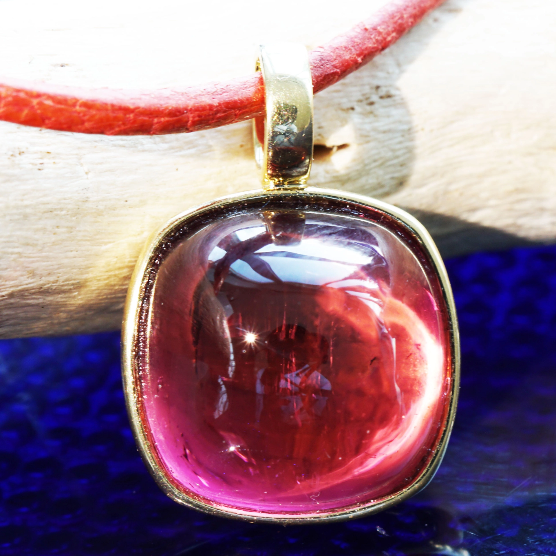 Turmalin Anhänger 750er Gelbgold 10.29 ct  AAA+ HIBISKUSROT Cabochon im Antikschliff