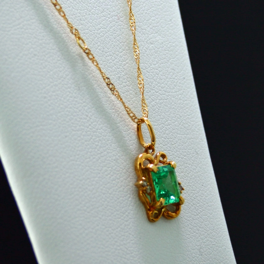 Anhänger mit Kette im Jugendstil, 750/-GG.