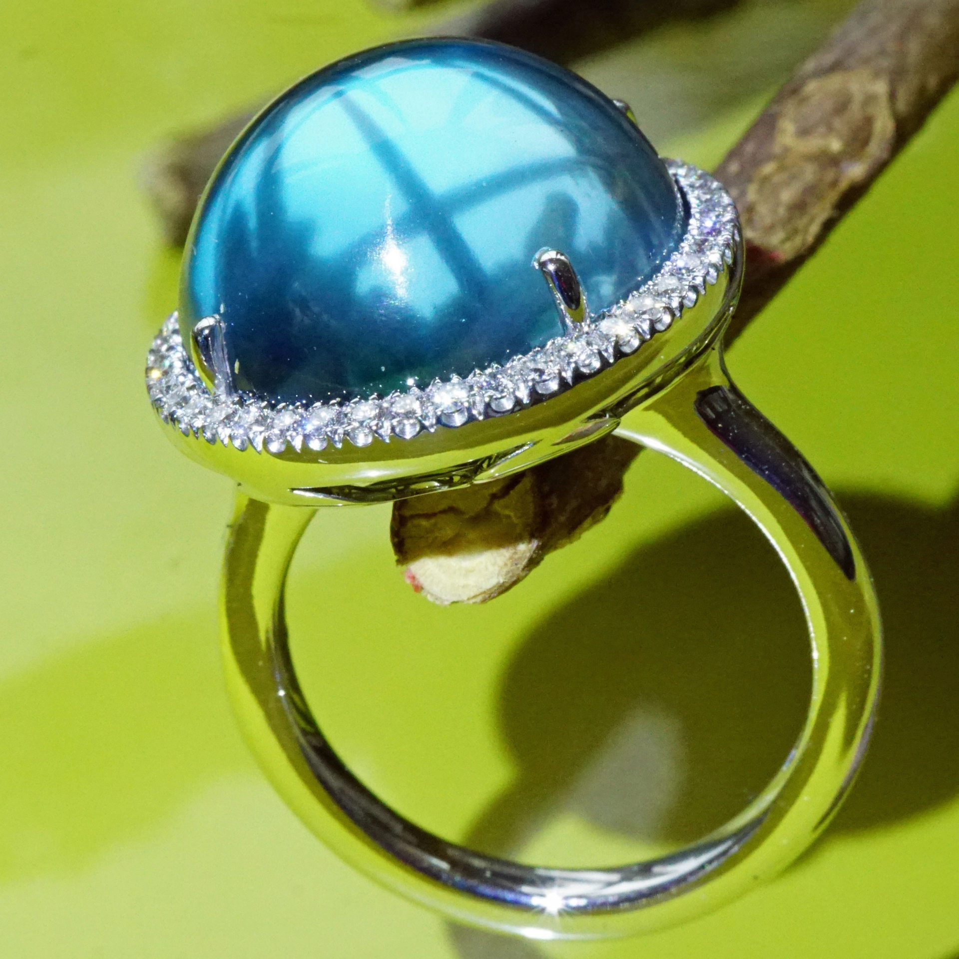 Bluetopas Brilliant Ring...deepblue Bubble...18 kt Whitegold....magical World