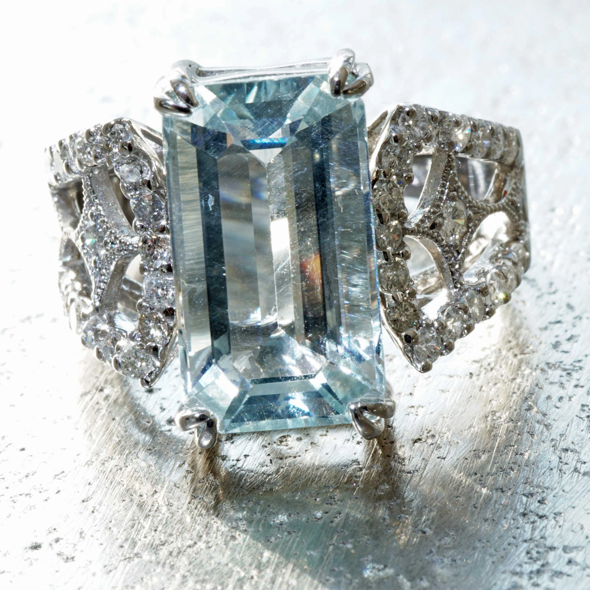 Aquamarin Brilliant Ring 900 Platinum 4.40 0.52  ct...so elaborately designed