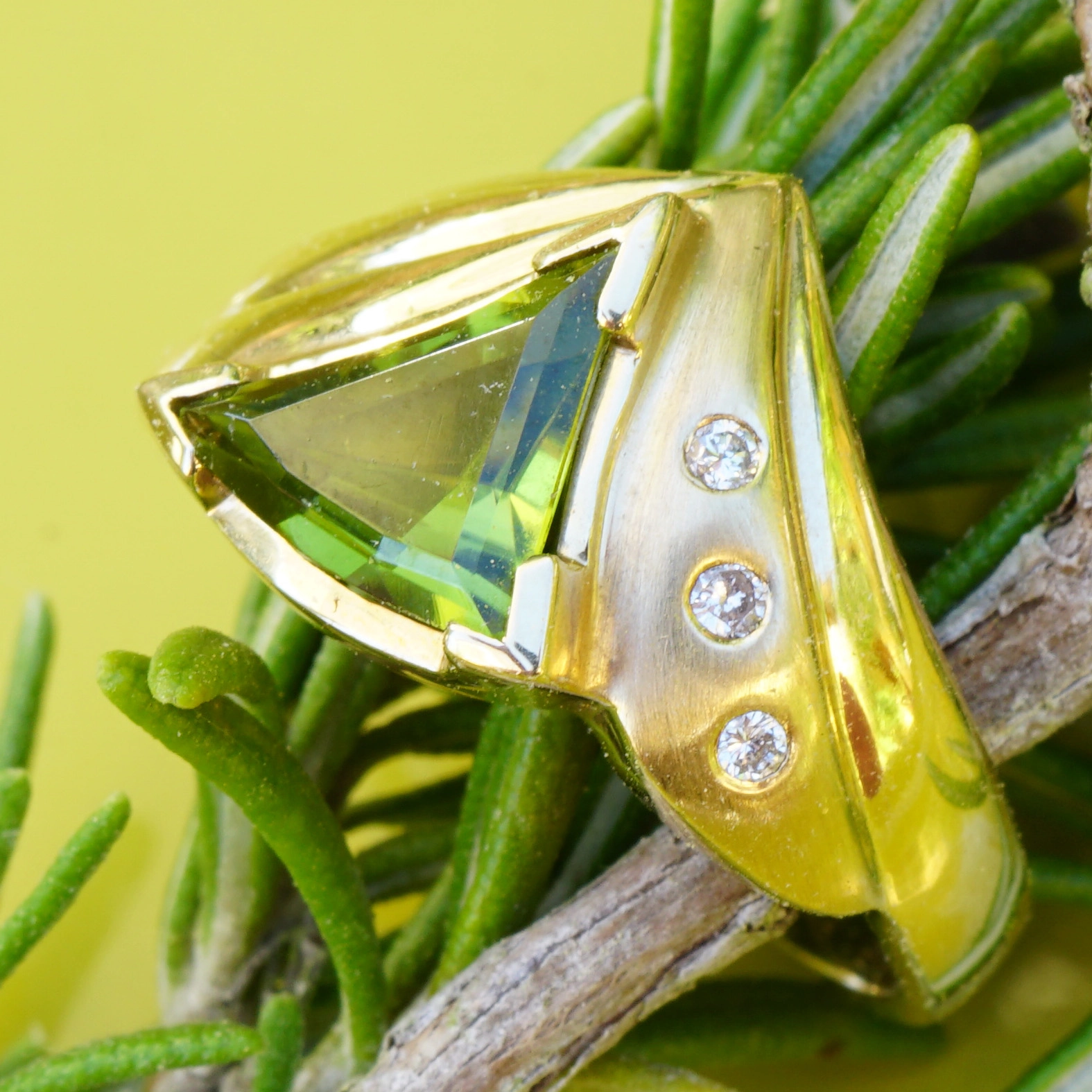 Peridot Brillant Ring 585er Gelbgold  0.06 ct W VS .....green energy