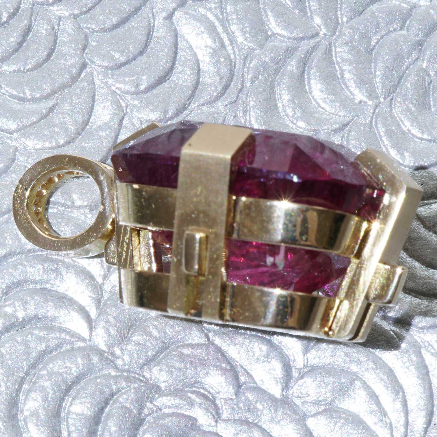 37 Carat Rubellite TOURMALINE Brilliant Pendant in 750 Rose Gold Handmade by Master Craftsman