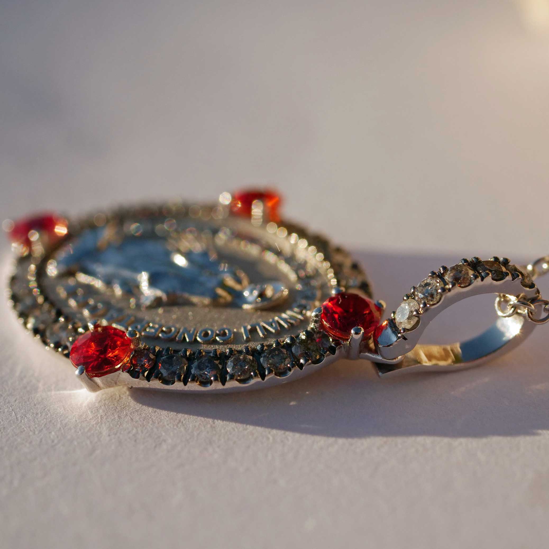 sweet madonna pendant made in italy, perfectly set in 750 white gold,