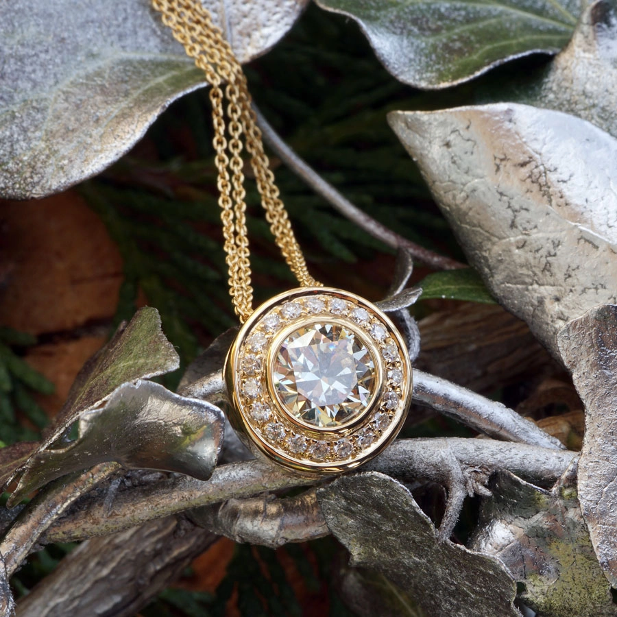 Briilant-Anhänger m. Kette, 750er-Gelbgold, 2.26 ct