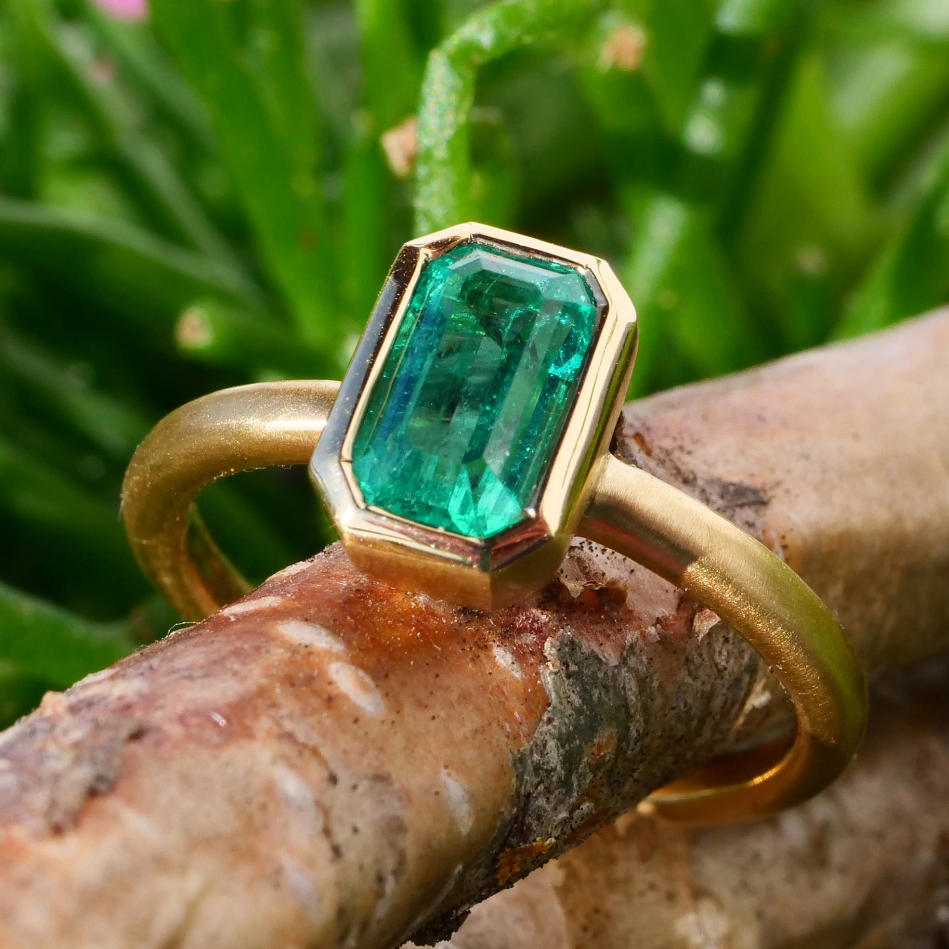 Emerald ring 0.97 ct, top quality from Afghanistan, 750 yellow gold handmade