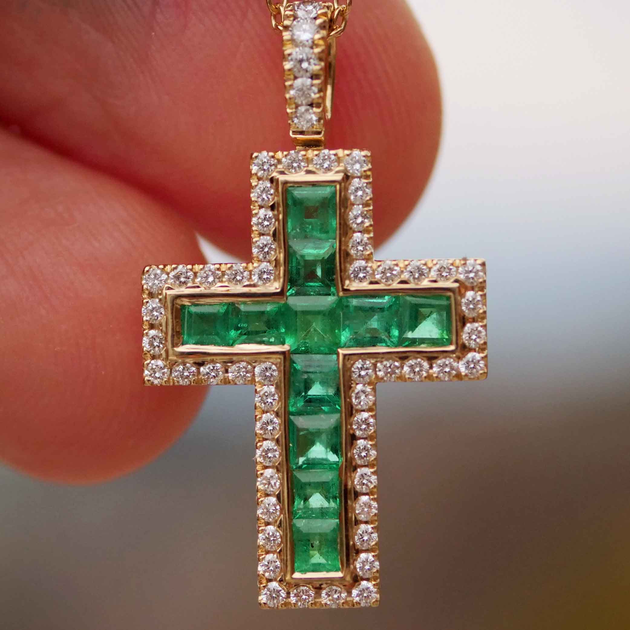 Bright Green AAA+ Panshir Emerald Brilliant Cross with Chain in 750 Yellow Gold - 0.98 ct 0.38 ct TW VS