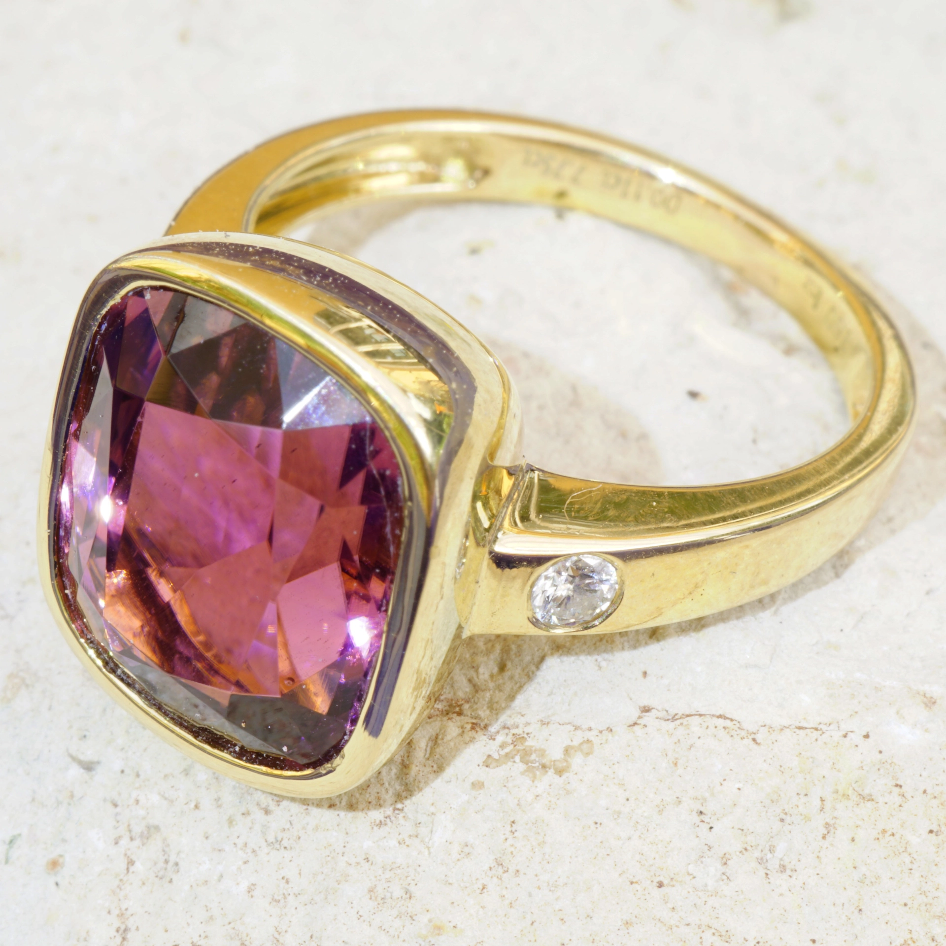 Kunar Mine Tourmaline Brillant Ring.....exceptional Color Deep Pink...18 kt Yellowgold