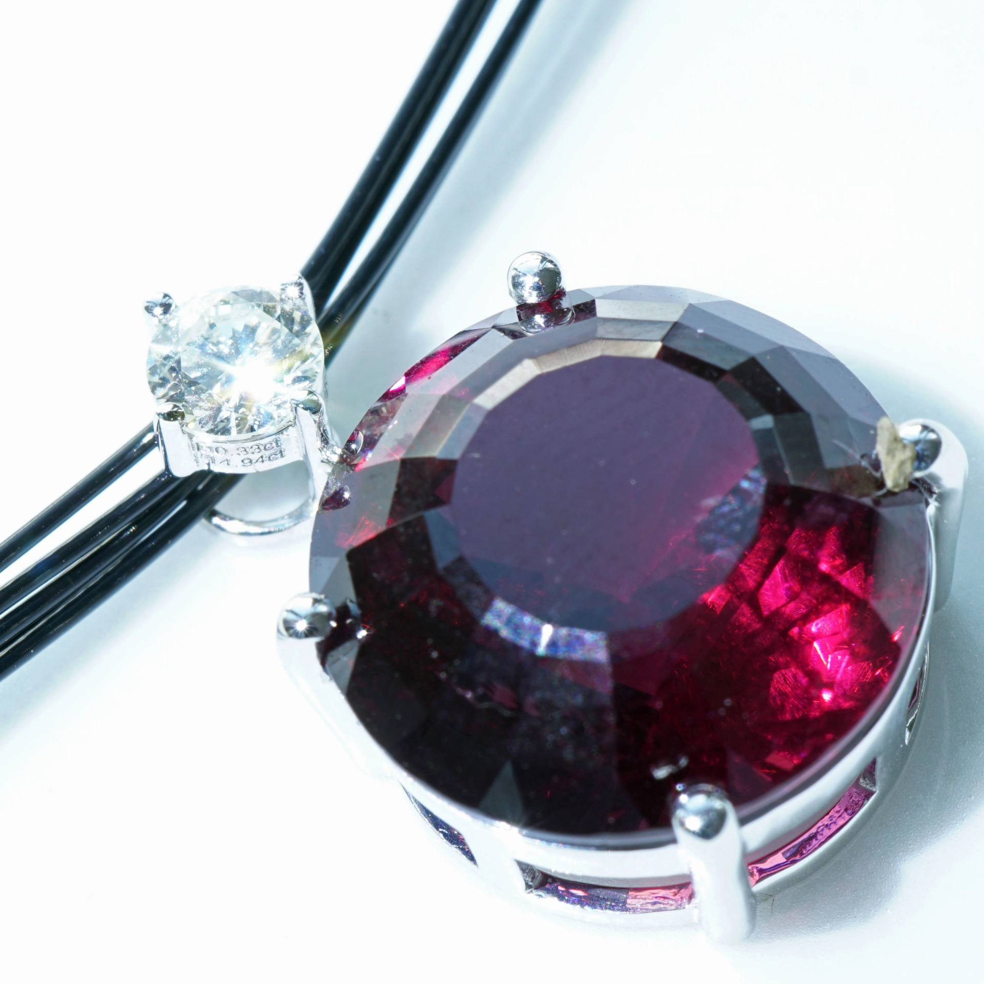 Rhodolithe Garnet 15 ct amazing Color with IGI Diamond