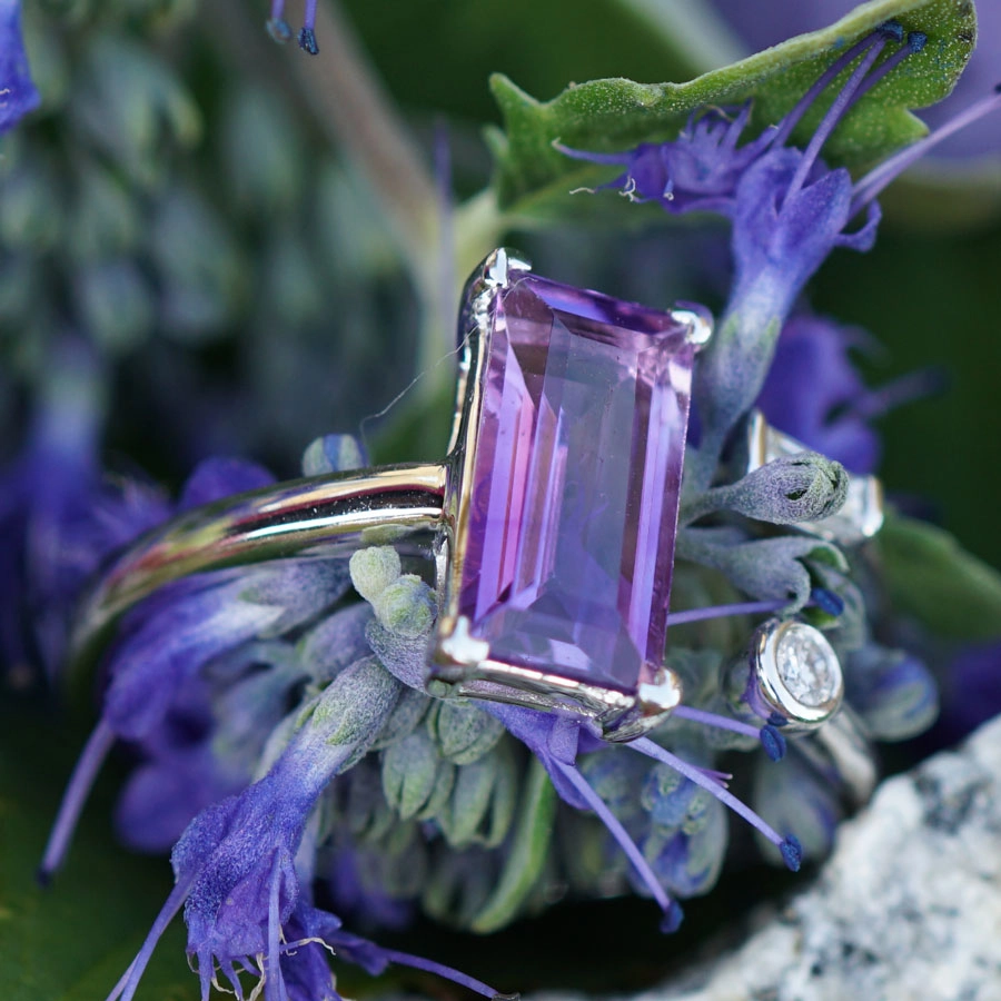 Brilliance Amethyst Ring 18 kt White Gold...rope like