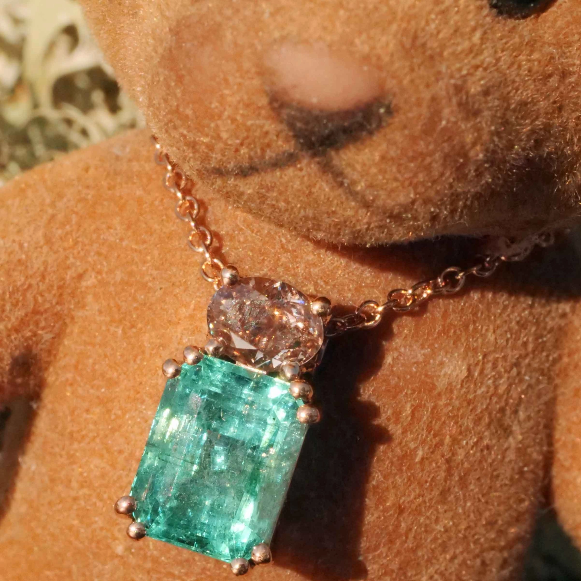 Sambia Emerald Brilliant Pendant with Chain 18 kt Yellow Gold 2.49 ct 0.51 ct IGI Expertise