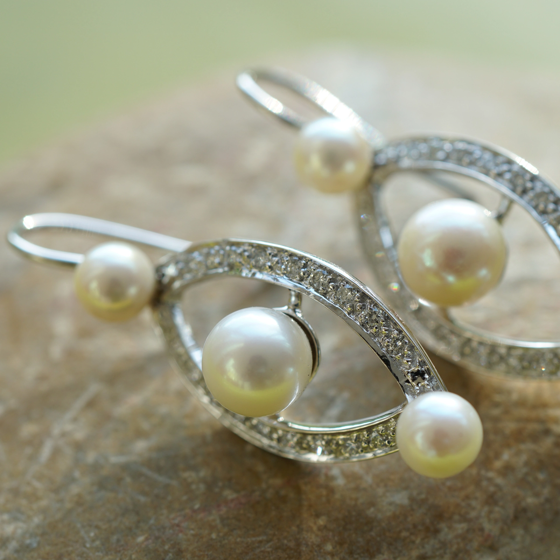 Diamond Pearl Earrings 18 kt Whitegold....Ellipse Revoire