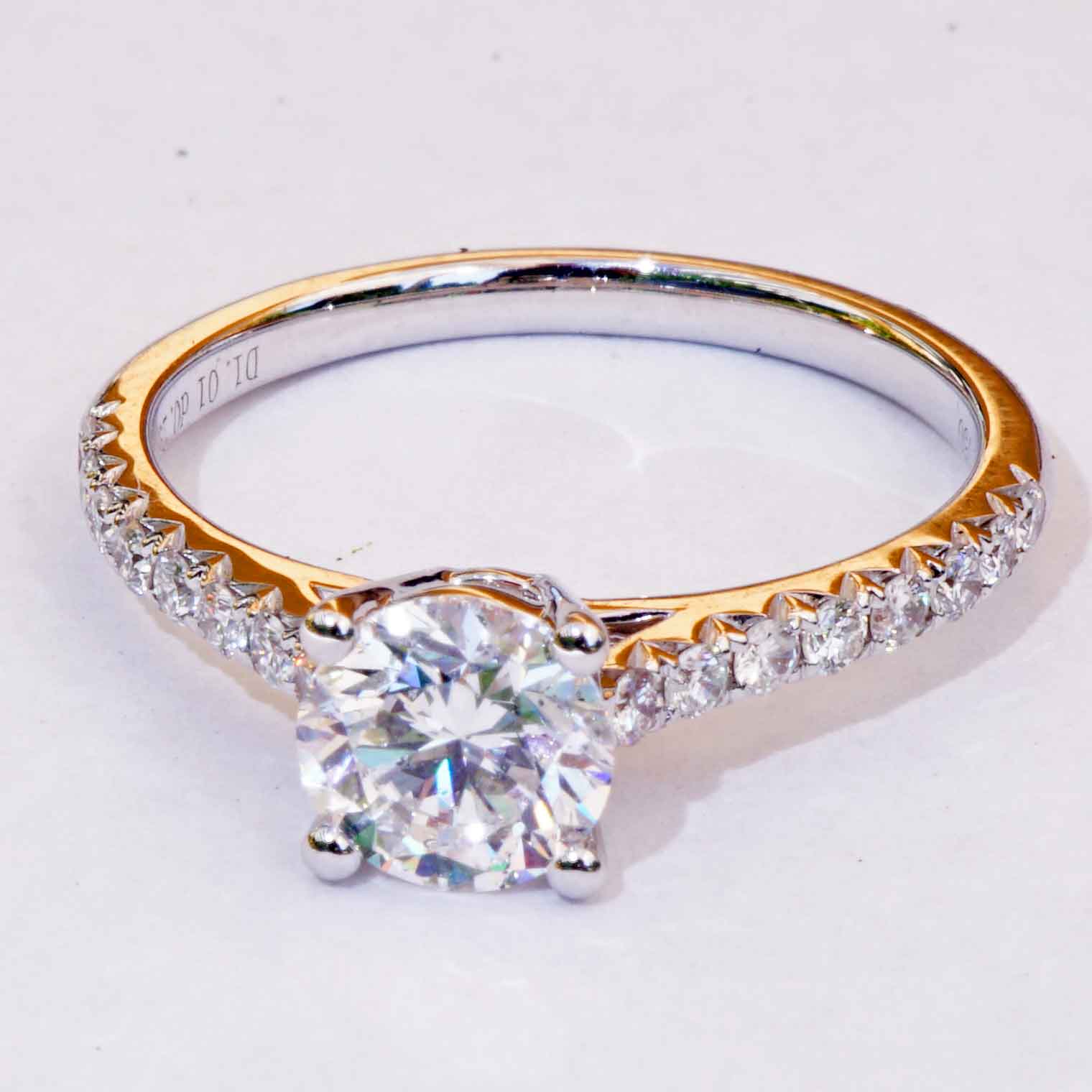 Round full cut brilliant approx. 1.00 ct, E (very fine white) / SI1 (small inclusions), with GIA report