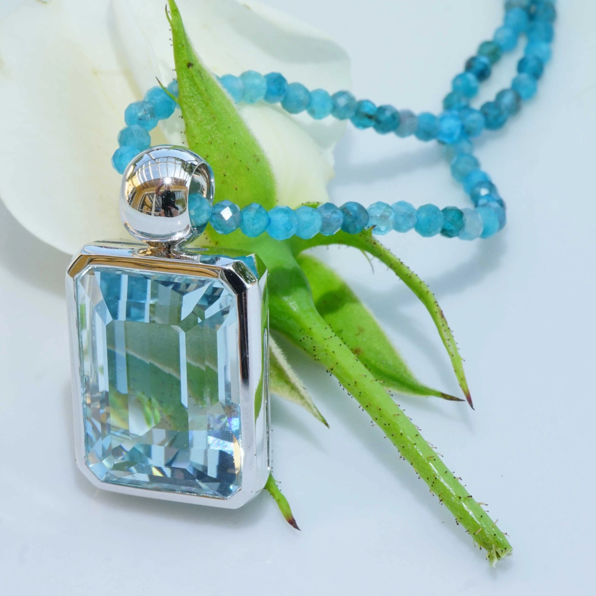 Newly arrived! Aquamarine Pendant 18 White Gold 17.66 ct  fine Quality feine Cut