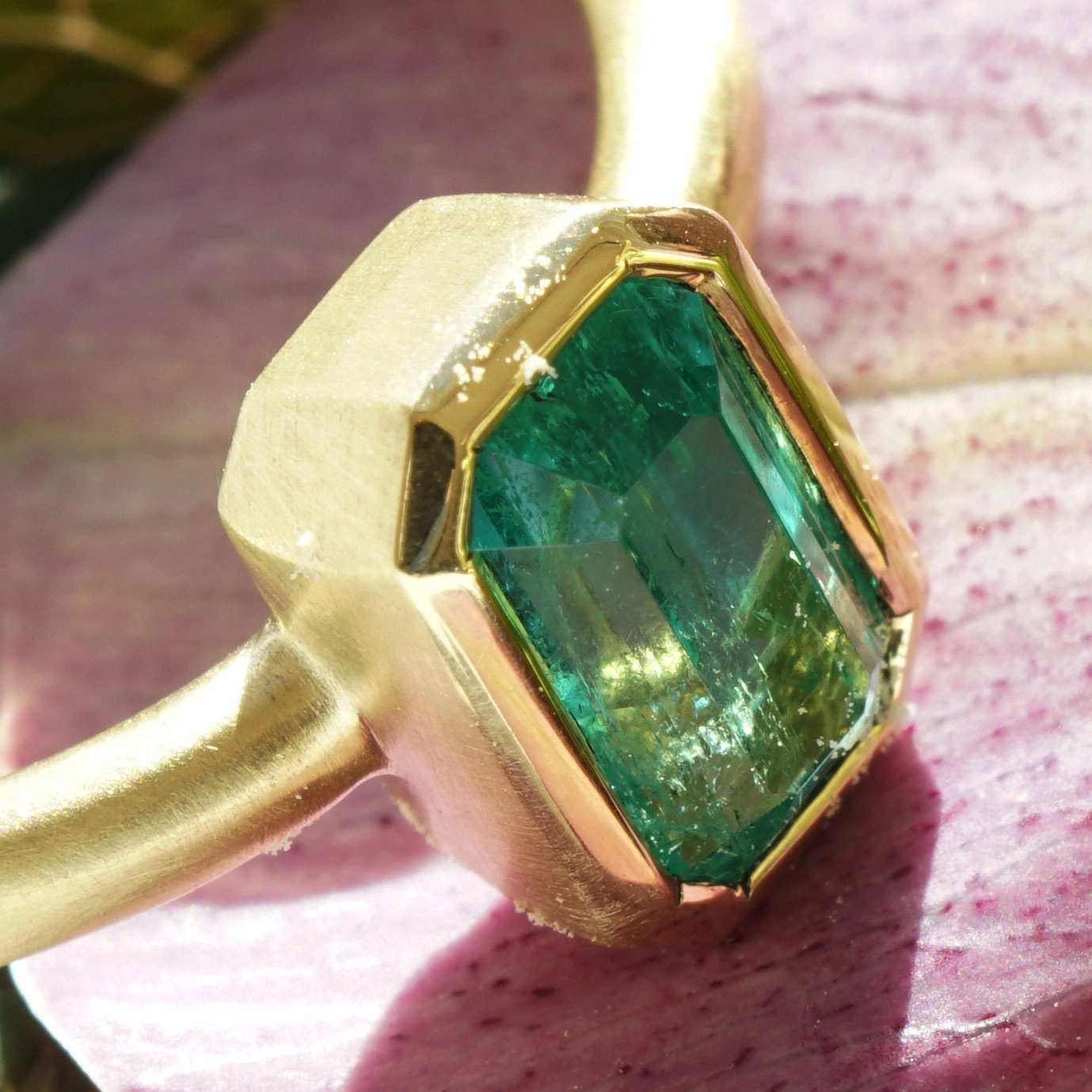 Emerald ring 0.97 ct, top quality from Afghanistan, 750 yellow gold handmade
