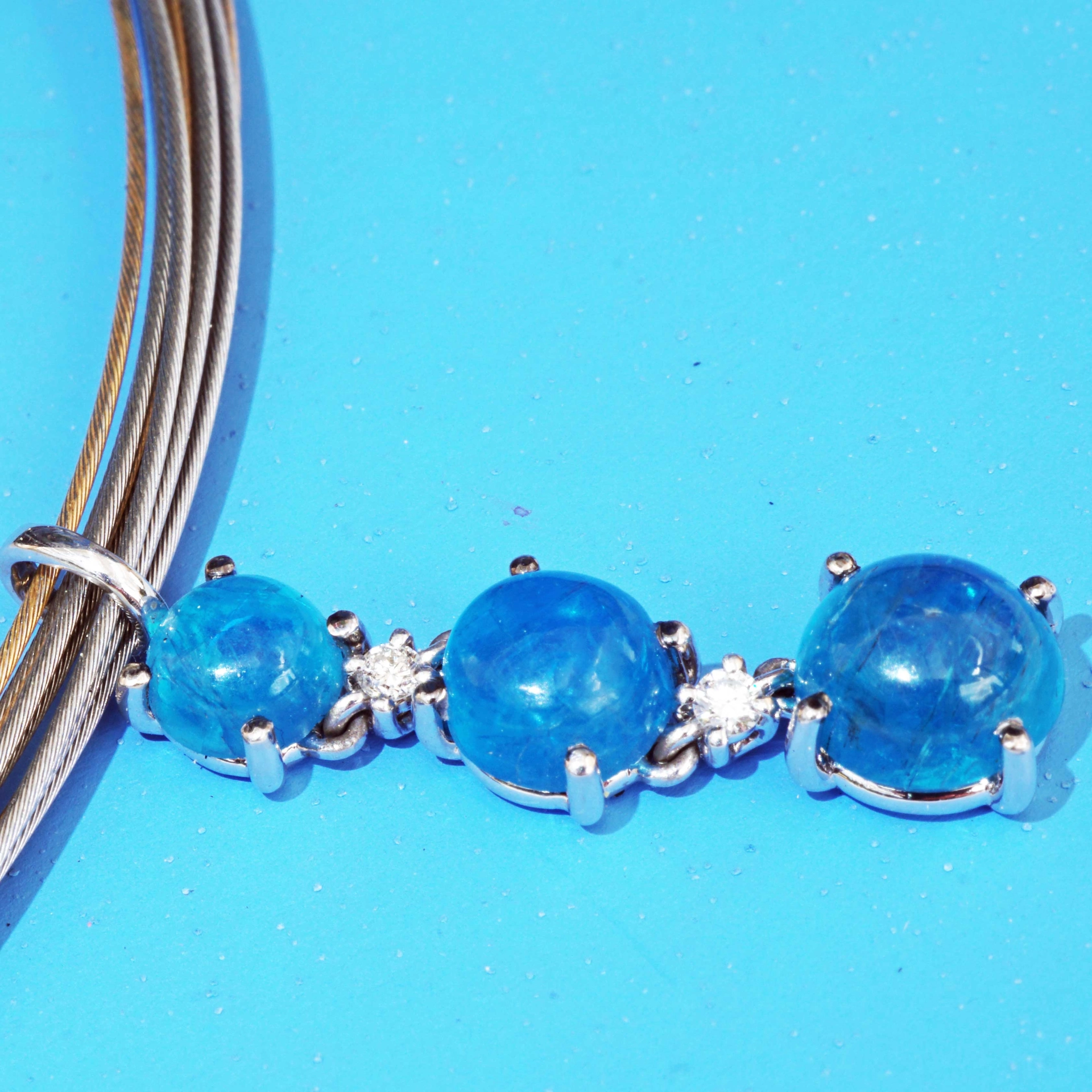Pendant NEON Colors Apatite and Brilliants 18 kt White Gold....great Setting made in Italy