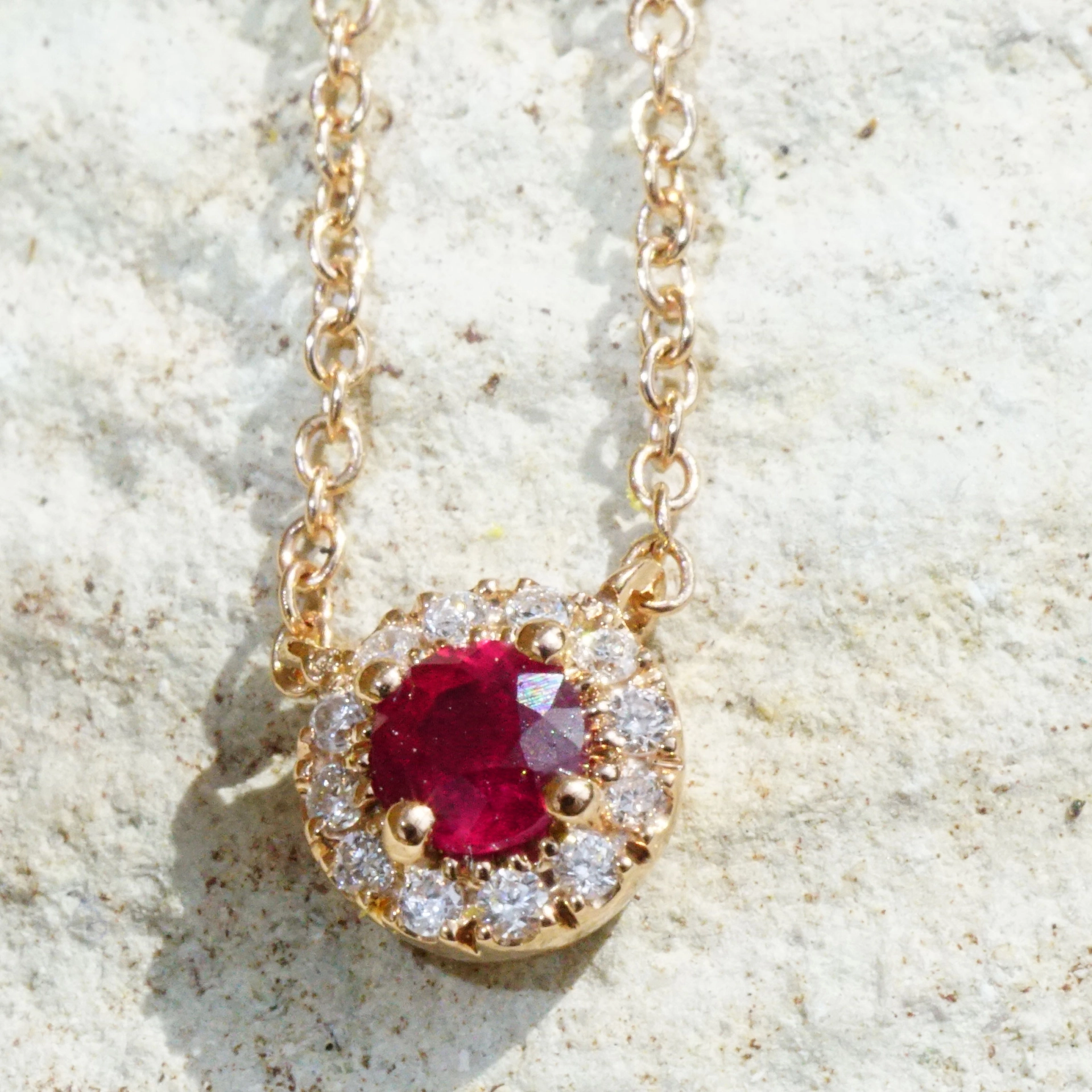 rubin-brillant-collier-rosegold-solitaer-SON01916 Ruby Brilliant Necklace 18 kt Rose Gold..the sweetest petit Necklace