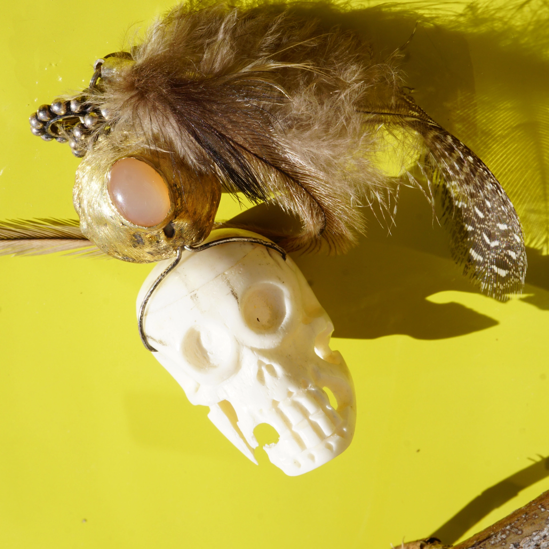 Piratenanhänger Vanitas Silber vergoldet Mondstein Hahnen Perlhuhnfedern