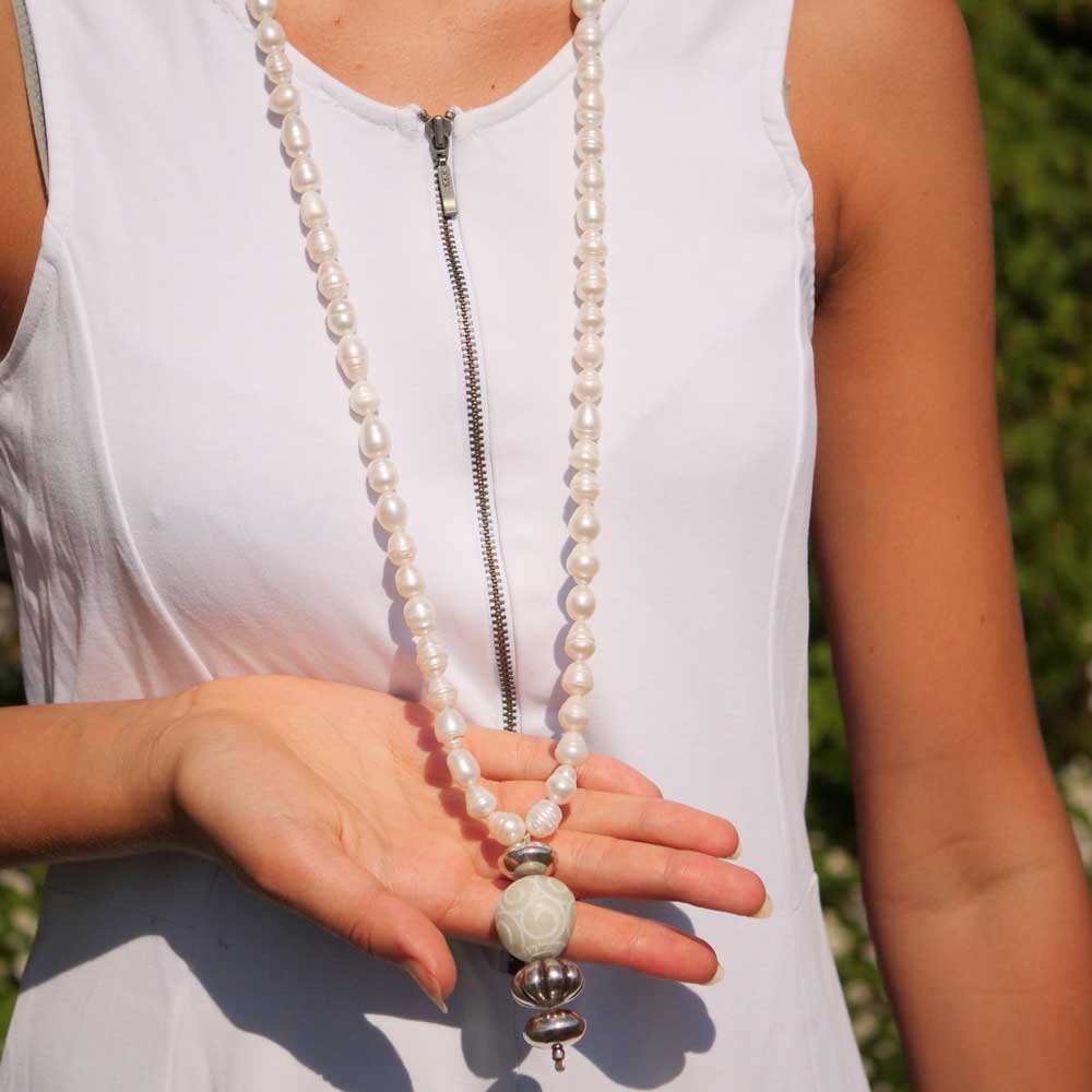 Chilango freshwater necklace in 100 cm length with great carved jade pendant 925 silver
