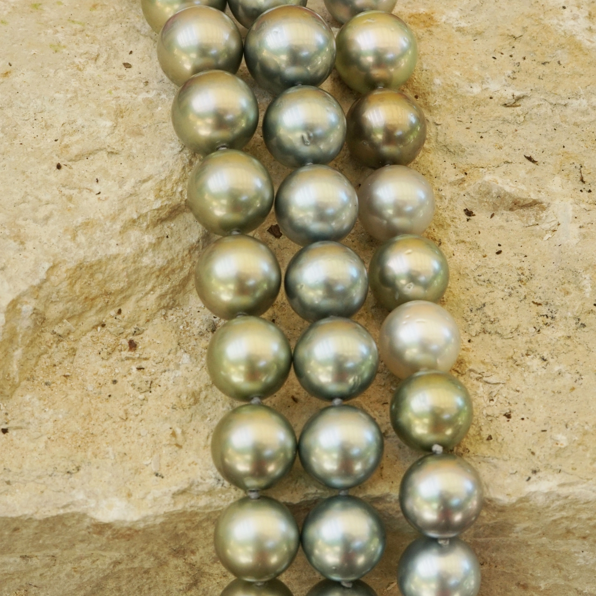 Tahiti Zucht Perl Collier AAA+ Grau Grünlich 13,3-10,2 mm rund verlaufend