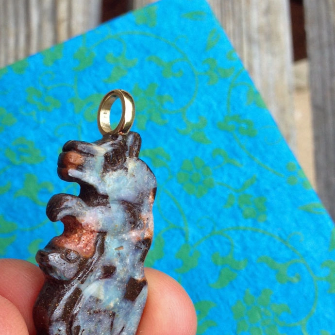 Tier-Anhänger aus Opal-Matrix mit großer Rundöse in 585er-Gold