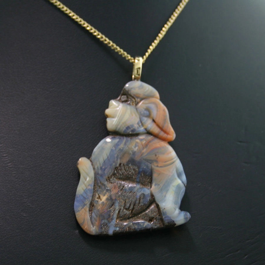 Tier-Anhänger aus Opal-Matrix mit großer Rundöse in 585er-Gold