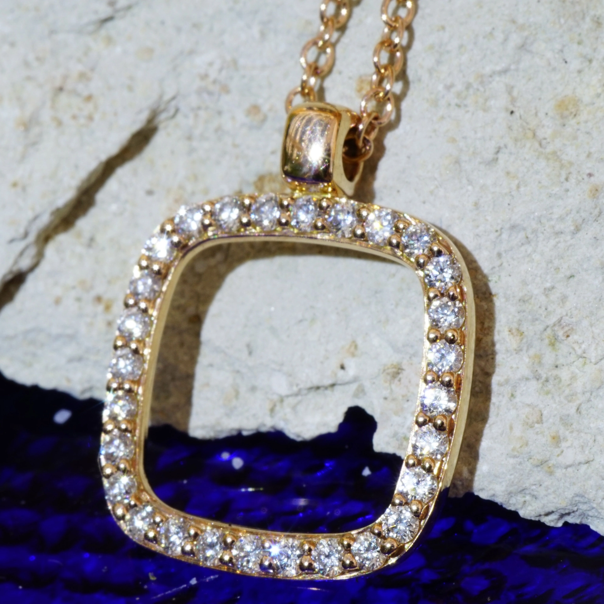 Bella Italy....we made the perfect Diamond Pendant for you...18 kt Rosegold modern Style