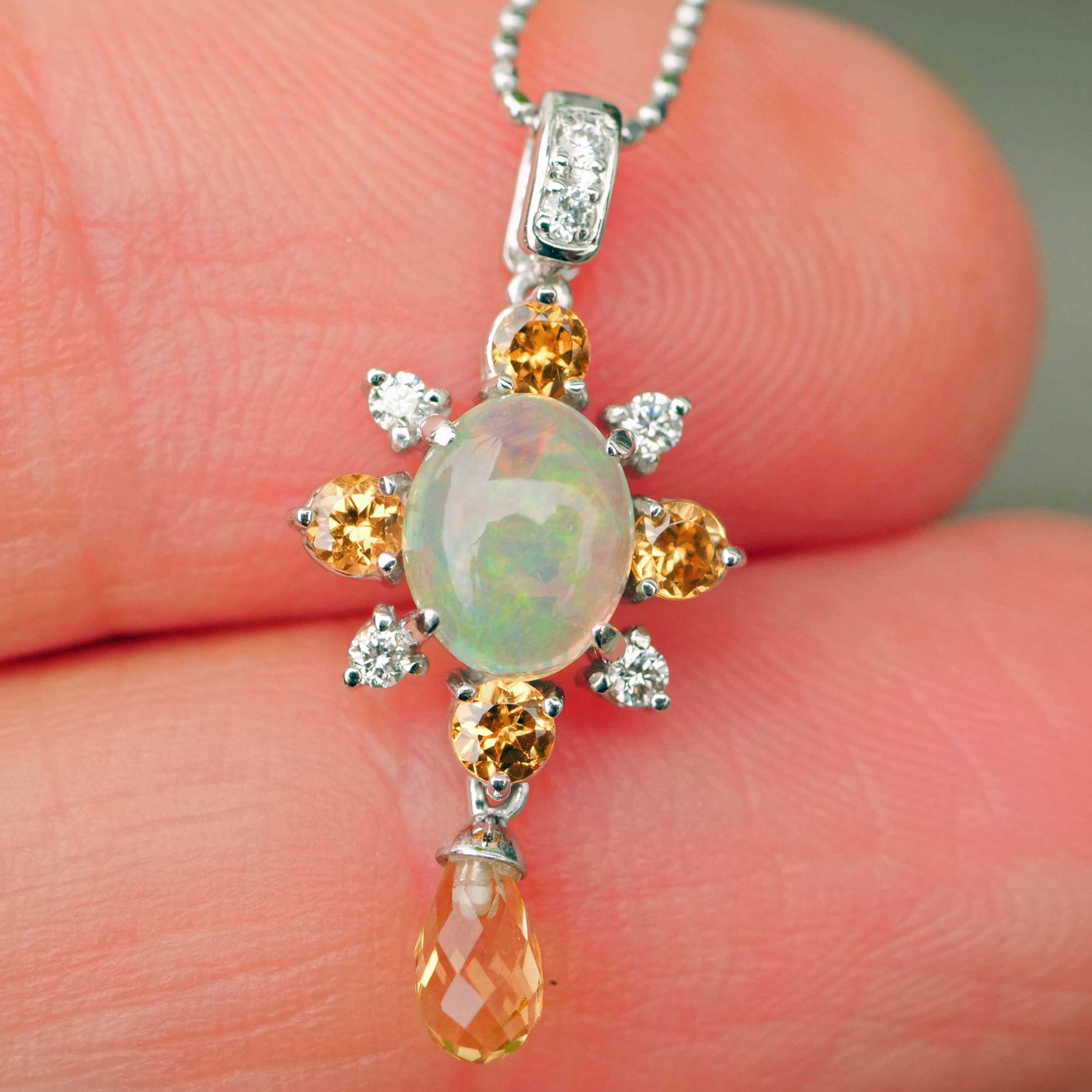 Adorable Full Opal Mandarin Garnet Pendant with Brilliant-Cut Diamonds 0.67 0.07 ct with Chain 750 White Gold
