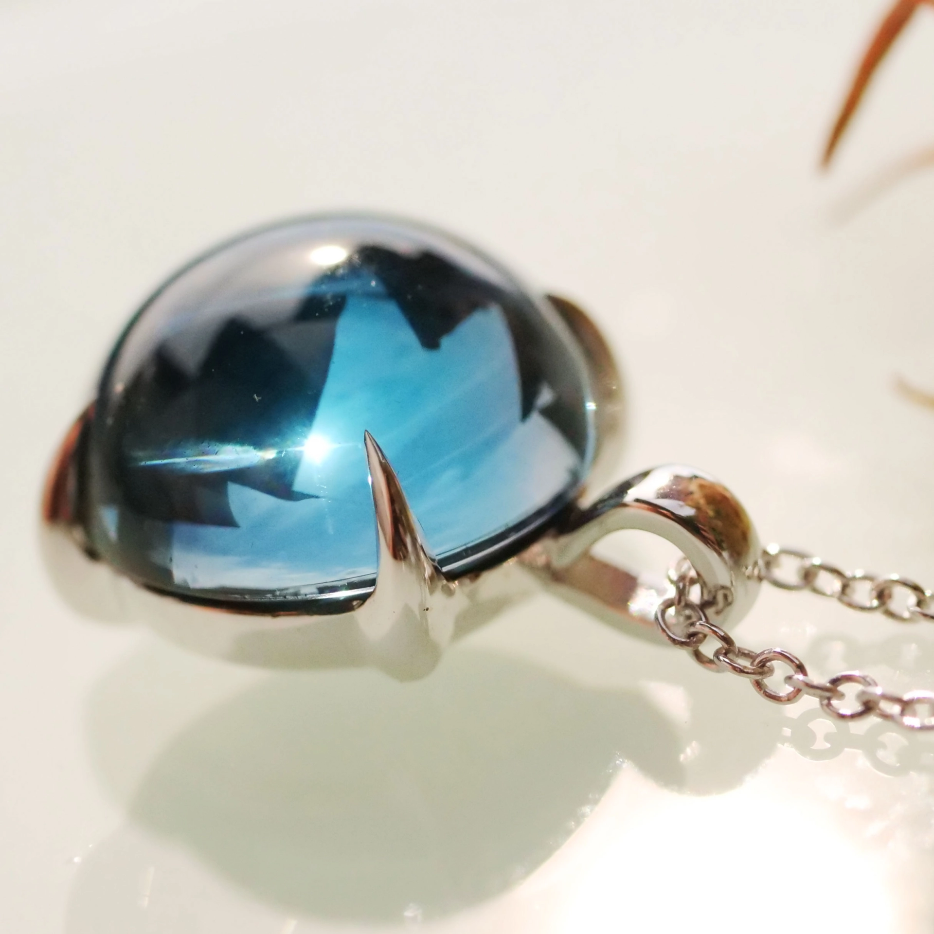 Blue Topaz Pendant with Chain 18 kt White Gold perfect floating Effect and cool Design