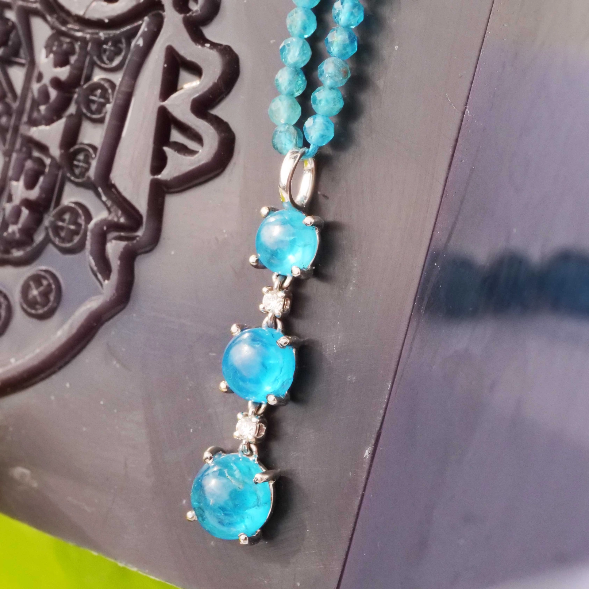 Pendant NEON Colors Apatite and Brilliants 18 kt White Gold....great Setting made in Italy