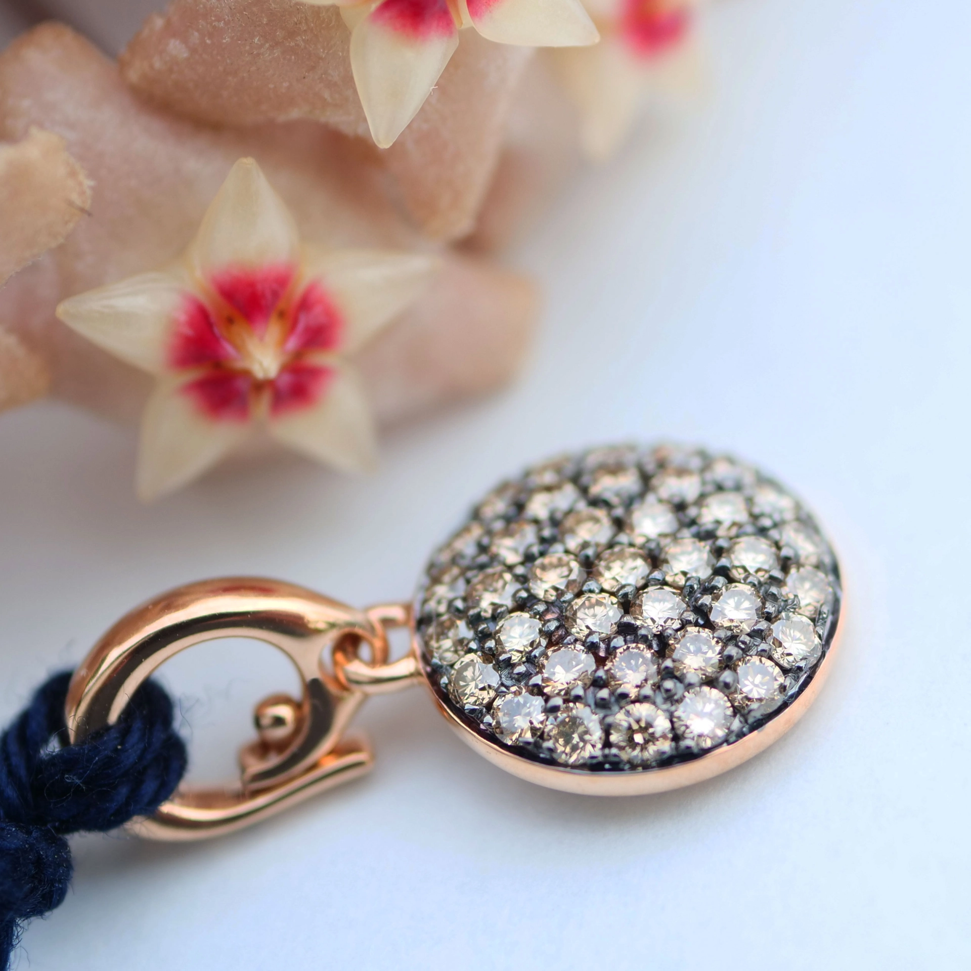 A chic Diamond Pendant that convinces....18 kt Rosegold made in Italy