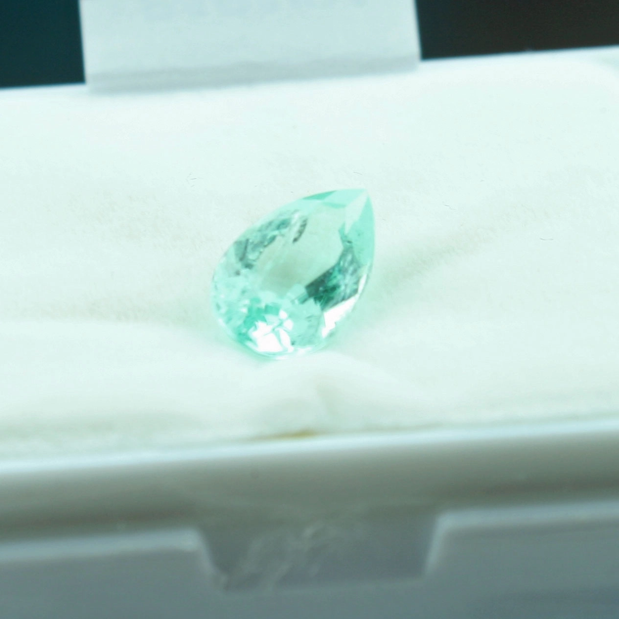 Paraibafarbener Turmalin, ca. 2.02 ct, tropfenform