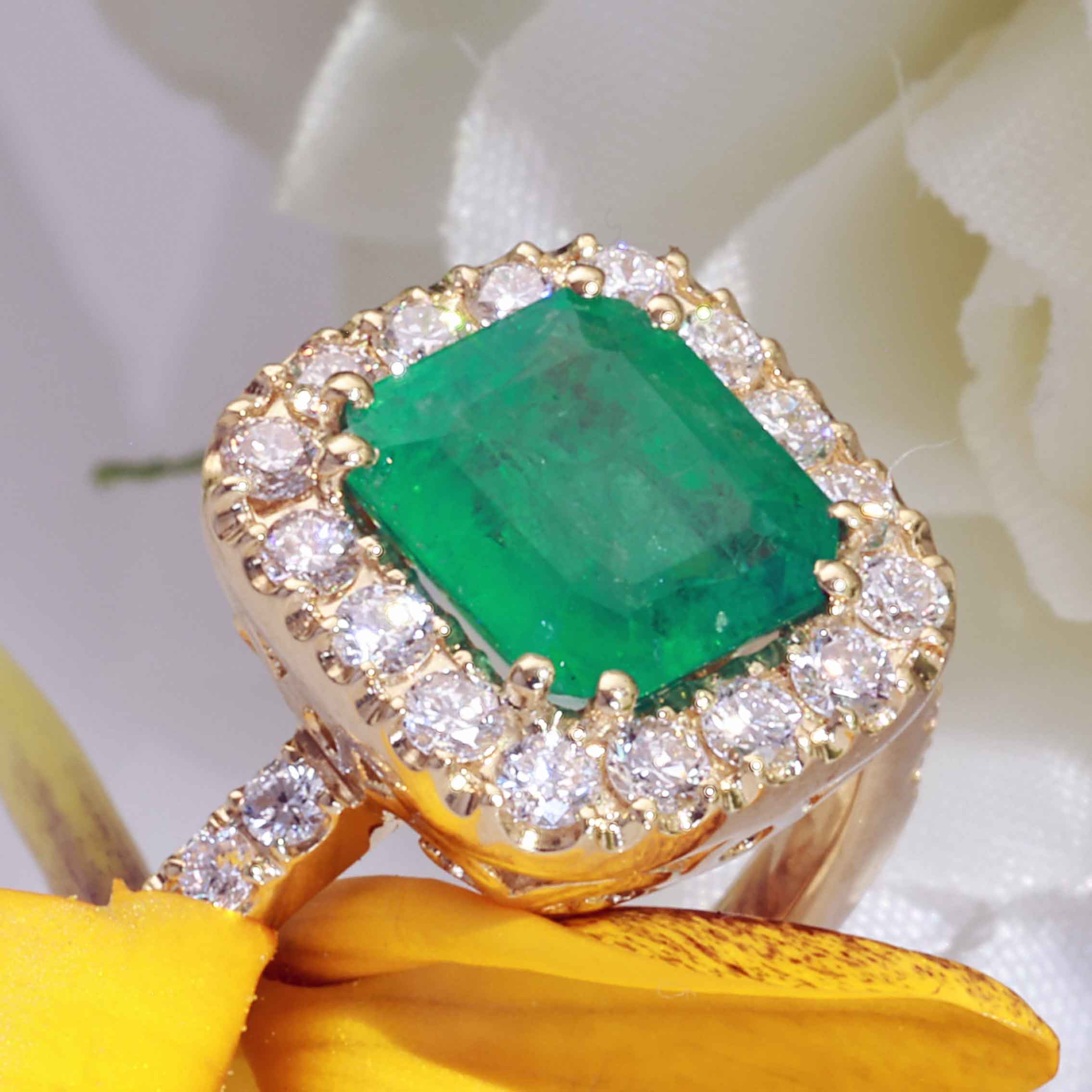 Emerald Brilliant-Cut Ring 1,532 ct / 0.55 ct 750 Yellow Gold – King of Gemstones
