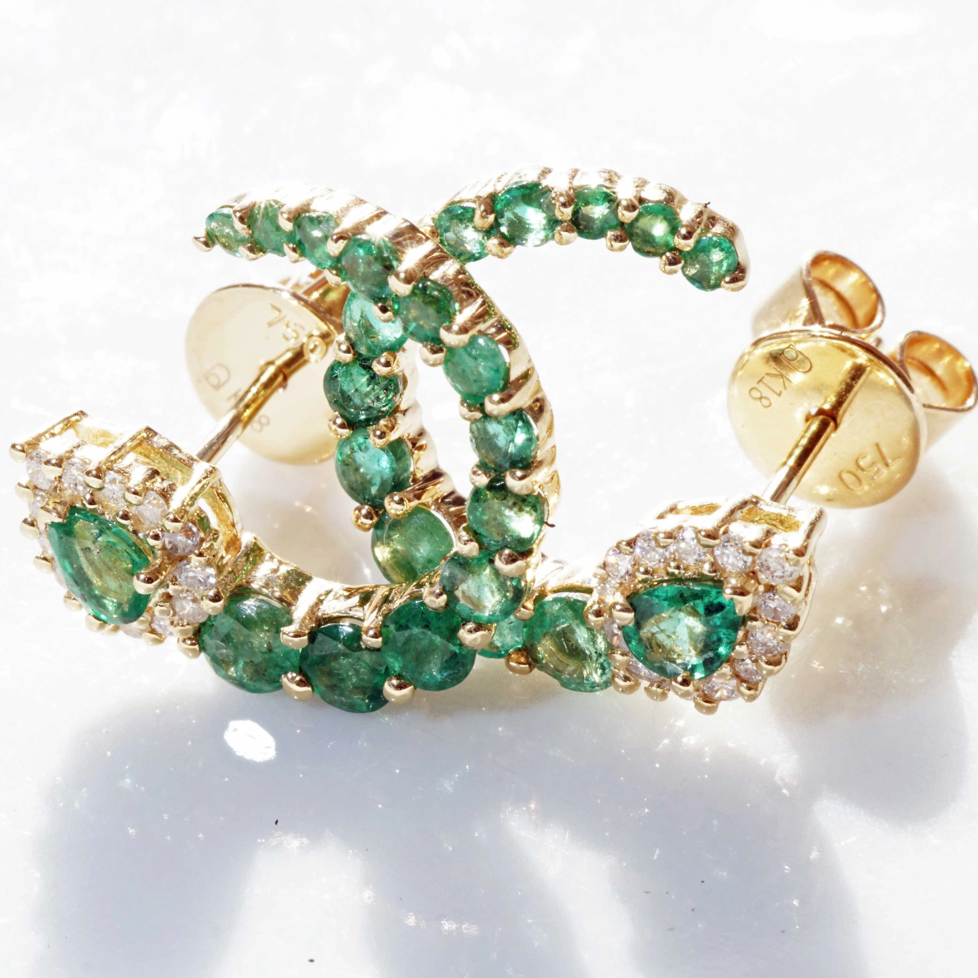 Emerald Brilliant Stud Earrings Three Quarter Circle 18 kt Yellow Gold