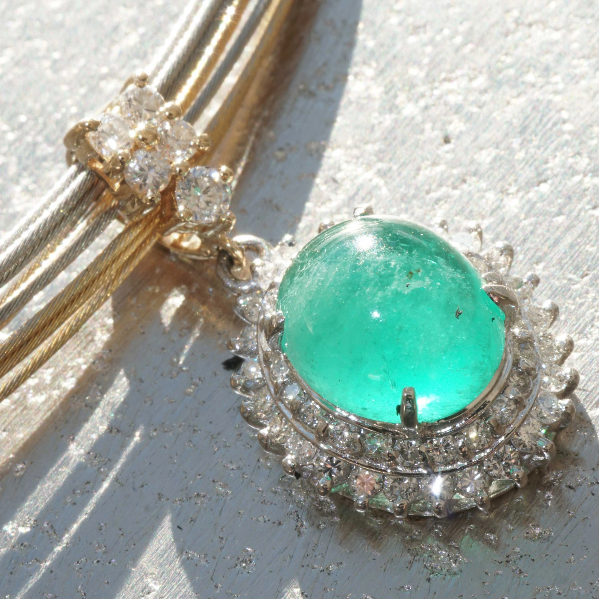Emerald Brilliant Pendant in so bright Color 3.24 ct 0.50 ct TW VS Platinium 18 kt Gold