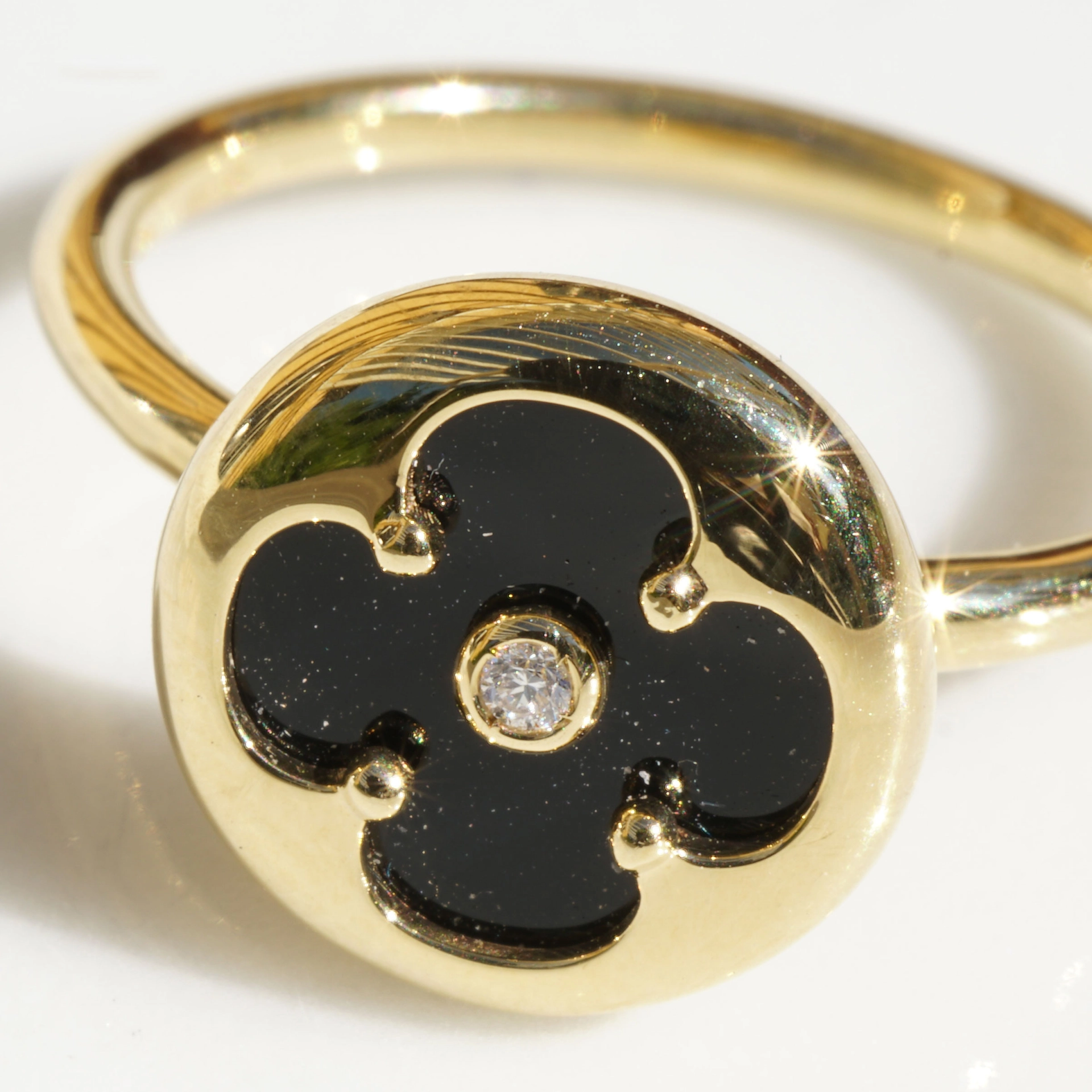 Kleeblatt Ring mit Onyx und Brillant 750er Gelbgold angefertigt in unserem Traditionsbetrieb
